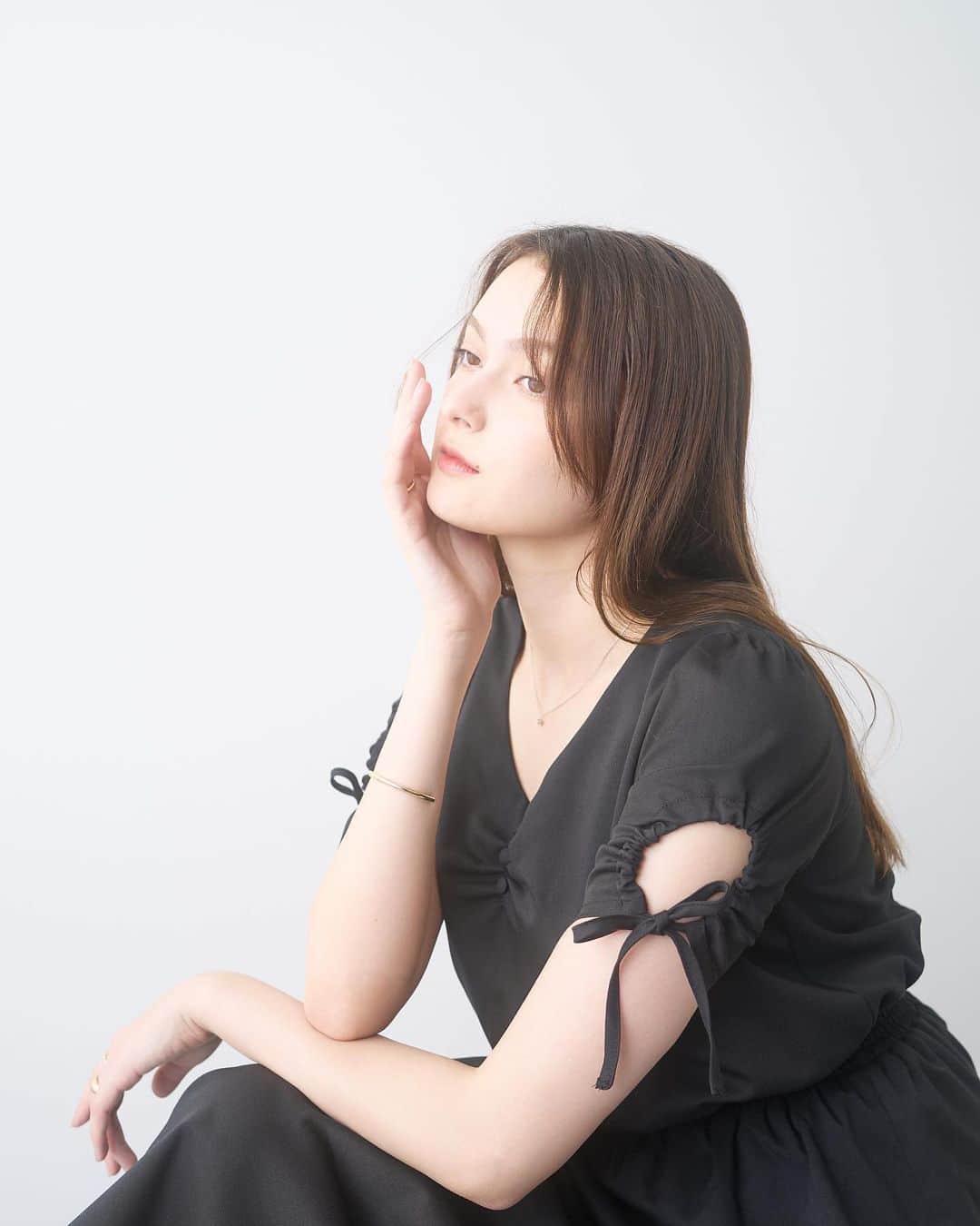 ドロシーズのインスタグラム：「.   ▽ワンピース ギャザースリーブワンピースgathered sleeve onepiece col:black size:free  ￥6,820 tax in  袖のリボンを結ぶことによってできるボリュームのあるギャザースリーブがポイント！ Vネックのデコルテラインが綺麗にみせてくれます✨️ ウエストのゴムでスタイルアップが叶います。 ━━━━━━━━━━━━━━━ ZOZOにて発売中 TOPページURLからチェック✔︎ ━━━━━━━━━━━━━━━ @drwcys_official  #drwcys  #ドロシーズ #23ss  #フェミニン  #フェミニンコーデ  #ワンピース  #onepiece  #zozotown  #ゾゾタウン」