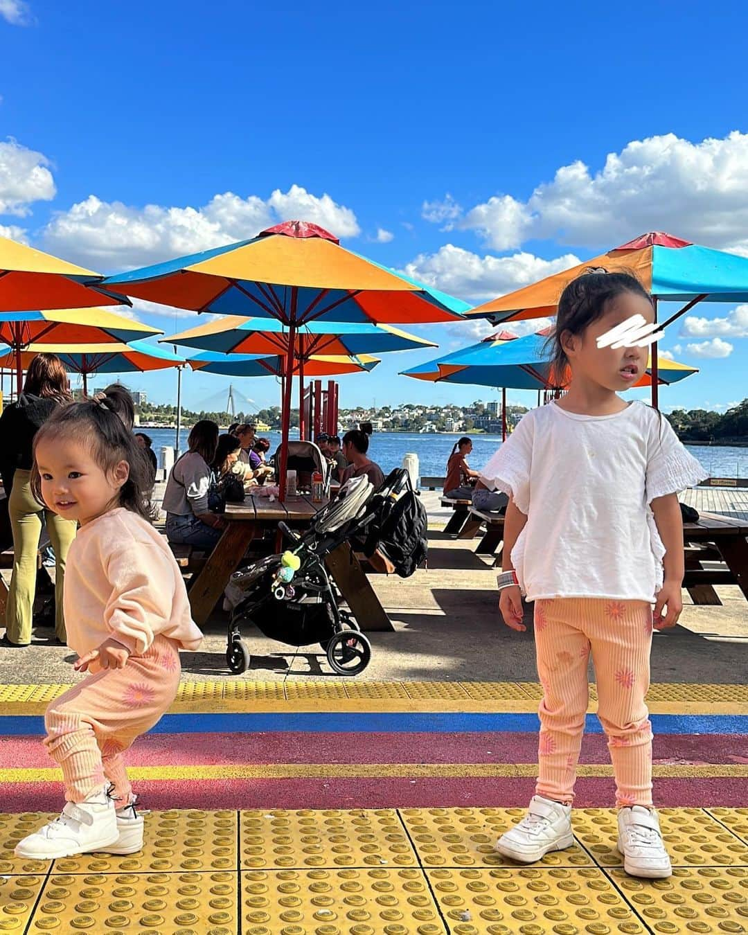 尾崎紗代子さんのインスタグラム写真 - (尾崎紗代子Instagram)「. シドニーのLUNA PARKという遊園地🎢 もう何もかもがシュールでツッコミどころ満載で大好き。笑 海外版花やしき的な感じかな？  しょっちゅう同じスタッフの方がショーを やってくれているんだけど これまたシュールで好き。  マスコットキャラクターとの記念写真は 子供達がキャラクターの顔面にドン引きして 中々一緒に撮りたがらなかったんだけど どうにか撮りました。笑  子供も大人も超楽しめるスポットがあったので 勿論動画撮ってます！☺️  またOSAYOUTUBEでアップしていきますね☺️❤️  #momlife #mommylife #mommy  #育児 #ママライフ  #6歳 #4歳 #1歳 #motherof3 #motherhood  #family #familyphoto  #3人育児  #3児のママ #3児ママ  #familytime  #5人家族 #familyphotograhy #familyfirst #子連れ旅行 #子連れ海外 #オーストラリア旅行 #シドニー旅行 　 #Australiatrip #Sydney  #lunaparksydney #lunapark」6月10日 19時42分 - osayo_osayo