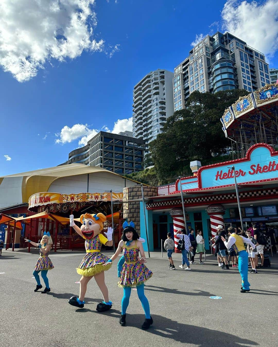 尾崎紗代子さんのインスタグラム写真 - (尾崎紗代子Instagram)「. シドニーのLUNA PARKという遊園地🎢 もう何もかもがシュールでツッコミどころ満載で大好き。笑 海外版花やしき的な感じかな？  しょっちゅう同じスタッフの方がショーを やってくれているんだけど これまたシュールで好き。  マスコットキャラクターとの記念写真は 子供達がキャラクターの顔面にドン引きして 中々一緒に撮りたがらなかったんだけど どうにか撮りました。笑  子供も大人も超楽しめるスポットがあったので 勿論動画撮ってます！☺️  またOSAYOUTUBEでアップしていきますね☺️❤️  #momlife #mommylife #mommy  #育児 #ママライフ  #6歳 #4歳 #1歳 #motherof3 #motherhood  #family #familyphoto  #3人育児  #3児のママ #3児ママ  #familytime  #5人家族 #familyphotograhy #familyfirst #子連れ旅行 #子連れ海外 #オーストラリア旅行 #シドニー旅行 　 #Australiatrip #Sydney  #lunaparksydney #lunapark」6月10日 19時42分 - osayo_osayo