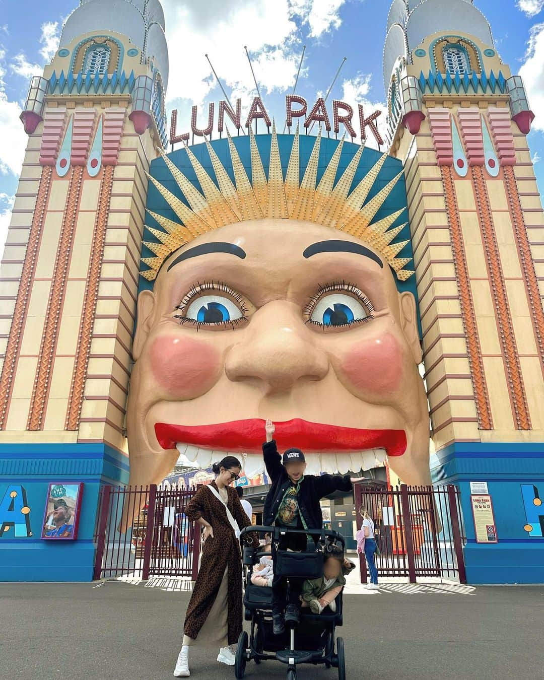 尾崎紗代子のインスタグラム：「. シドニーのLUNA PARKという遊園地🎢 もう何もかもがシュールでツッコミどころ満載で大好き。笑 海外版花やしき的な感じかな？  しょっちゅう同じスタッフの方がショーを やってくれているんだけど これまたシュールで好き。  マスコットキャラクターとの記念写真は 子供達がキャラクターの顔面にドン引きして 中々一緒に撮りたがらなかったんだけど どうにか撮りました。笑  子供も大人も超楽しめるスポットがあったので 勿論動画撮ってます！☺️  またOSAYOUTUBEでアップしていきますね☺️❤️  #momlife #mommylife #mommy  #育児 #ママライフ  #6歳 #4歳 #1歳 #motherof3 #motherhood  #family #familyphoto  #3人育児  #3児のママ #3児ママ  #familytime  #5人家族 #familyphotograhy #familyfirst #子連れ旅行 #子連れ海外 #オーストラリア旅行 #シドニー旅行 　 #Australiatrip #Sydney  #lunaparksydney #lunapark」