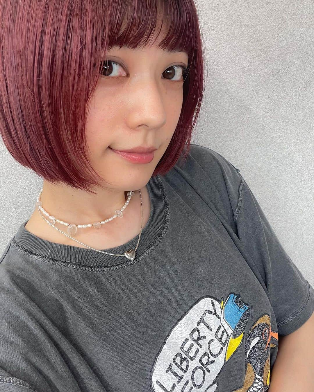 石川瑠利子のインスタグラム：「. 大好きなTeeに大好きなアクセをつけて気分をあげた日💫  更にふうらにカラーをお願いしました❣️ ただ赤系！あとは任せる！と無茶ぶりしたのにどんぴしゃカラー🥹✨ 将来有望です🌷カラーモデルさん探してるので是非🤭💞」