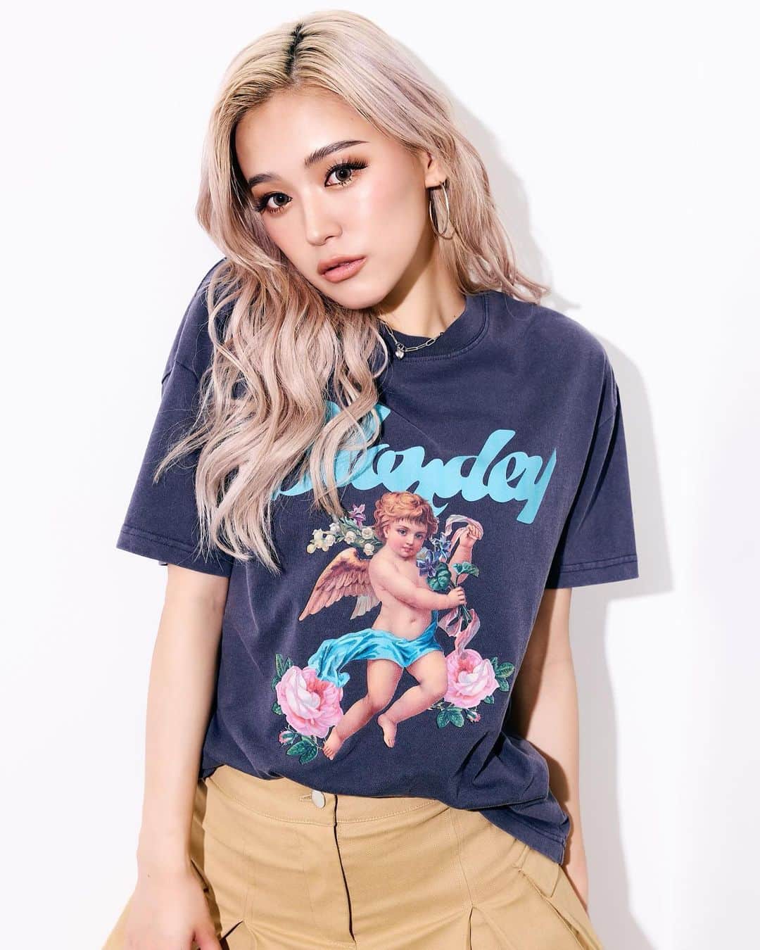 nutsのインスタグラム：「𝗕𝗟𝗢𝗡𝗗𝗘𝗬 × 𝗻𝘂𝘁𝘀 @blondey_official   ビンテージライク グラフィックTシャツ ￥4,400  カーゴミニスカート ￥5,500  Model @seika____official   Photographer @yutomono9   Hairmake @toyoda_madoka」
