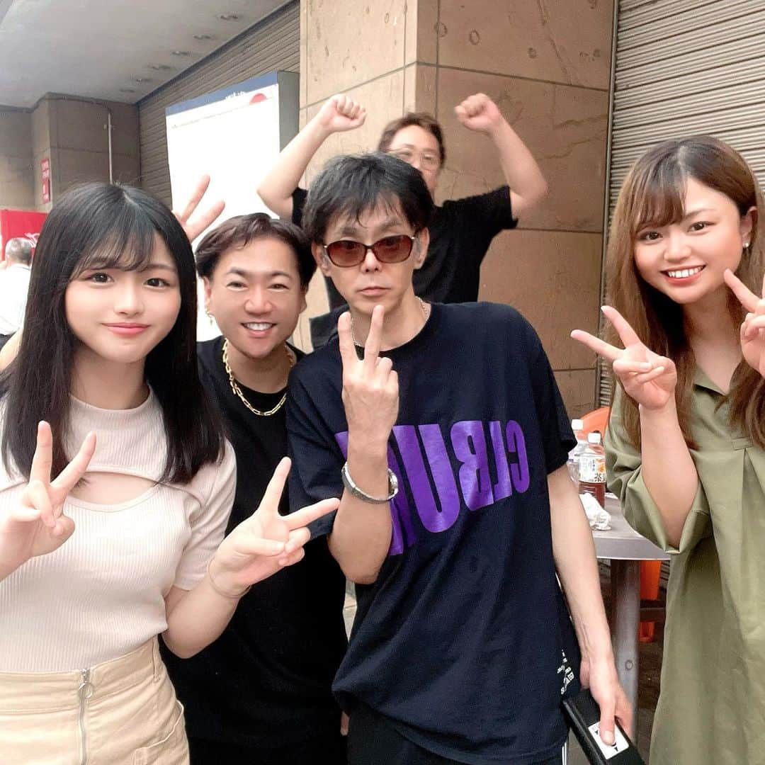 キングケバブ店長のインスタグラム：「今日はサプライズでyoutuberの桐崎英二パパとtiktokで人気のもふもふTVのみなさんがお店に遊びに来てくれました😆🫶 　 色々話もできて楽しかった！  #キングケバブ店長 #桐崎栄二親父 #もふもふtv」