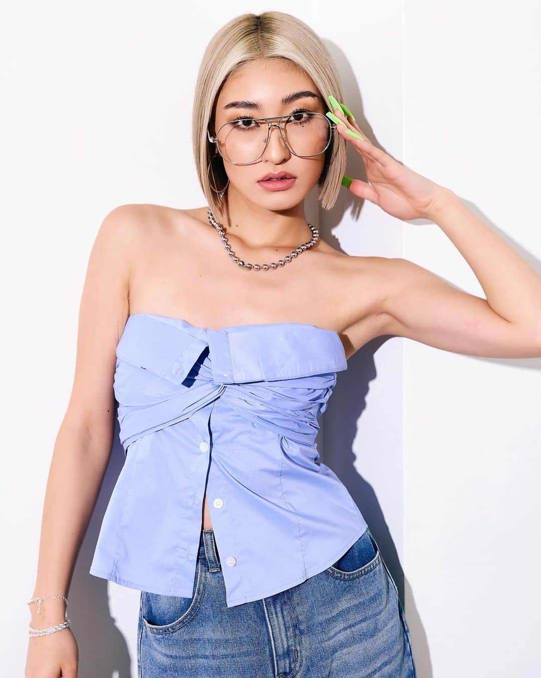 nutsのインスタグラム：「𝗕𝗟𝗢𝗡𝗗𝗘𝗬 × 𝗻𝘂𝘁𝘀 @blondey_official   Model @maaya___0220   シャツビスチェ ￥3,960   ディープスリット ロングデニムスカート ￥6,600  Photographer @yutomono9   Hairmake @toyoda_madoka」
