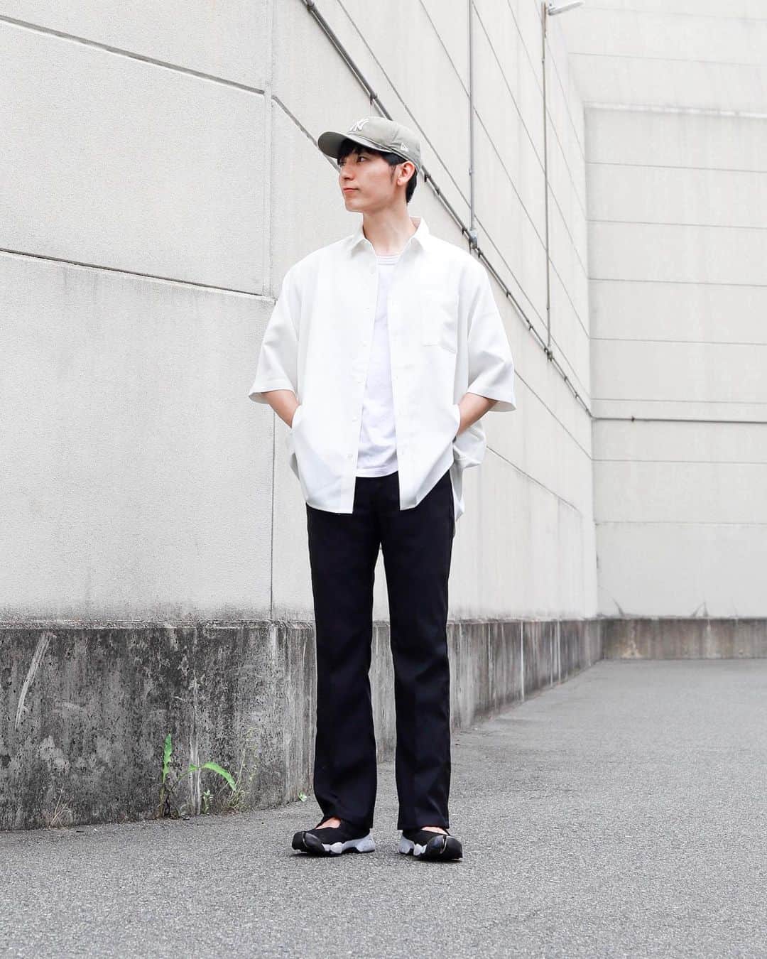 のインスタグラム：「✿ 他の投稿はこちらをTAP🙆‍♂️ → @hicchiwear  ⠀ ⠀ ⠀ ⠀ ⠀ 誰でもお洒落 デートコーデ👋🏻👋🏼 ⠀ ⠀ どんな年齢でも白シャツ×黒パンツは鉄板 鉄板だからこそシルエット感を今ぽく、それだけで簡単垢抜けに☺︎︎︎︎ ⁡ ⁡ 今回はオーバーサイズのシャツとややフレアの細すぎないスラックスをチョイス︎︎︎︎︎︎☑︎ ⁡ ⁡ 特におすすめなのが 6/12(月)12時～ZOZOTOWNで発売される SERACE のルーズシルエット半袖シャツ ⁡ ⁡ ￥4,400でこのクオリティヤバいよ,,,, もちろんシワのつかないイージーケア ⁡ 172cm / Mサイズ着用 ⁡ ⁡ ⁡ ⠀ ⠀ 夏に誰でも着れる デートに着て欲しい プチプラMIXコーデを紹介します！🔥 ⠀ ⠀ ⠀ ⁡ 失敗したくない人やデート服に迷った時に、 参考になると嬉しいです！🙆‍♂️ ⠀ ⠀ ⠀ ⁡ 少しでも、参考になった！って方は、 いいね・保存・フォローをして頂くと 今後の励みになります！😭🙏 ⠀ ⠀ ⠀ ⠀ ⠀ #白シャツコーデ #半袖シャツコーデ #モノトーンコーデ #半袖シャツ #キレイめコーデ #シャツコーデ #オーバーシャツコーデ #フレアパンツコーデ #春夏コーデ #夏ファッション #夏コーデ #夏服 #夏服コーデ #guコーデ #ジーユーコーデ #プチプラコーデ #gu購入品 #ジーユー購入品 #メンズファッション #大学生コーデ #プチプラファッション #学生コーデ #トレンドコーデ #メンズコーデ #モテコーデ #プチプラ部 #着回しコーデ #着まわしコーデ v」