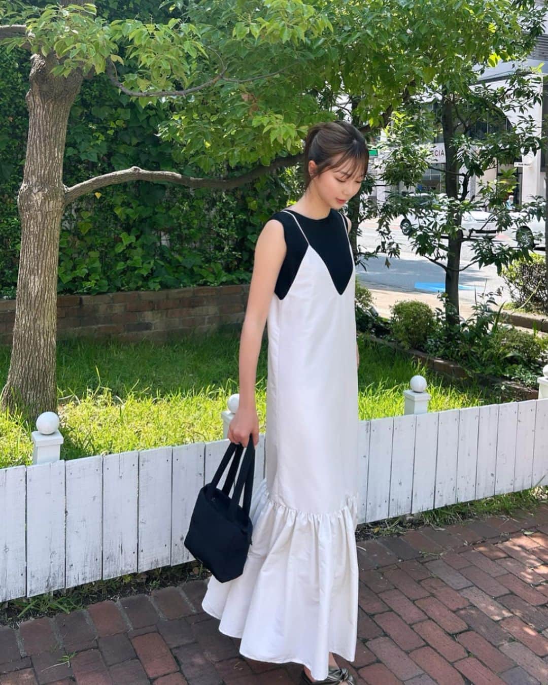 美舞のインスタグラム：「. . 雨の中の合間の晴れは☀️ 先走って夏先取りしちゃう　🤐❤︎笑笑 @_josemoon_ のワンピースは高身長でも👍👍 ツルッとしてて高級感あってお気に入り。 @folnua_jp のバックはどんな服装にも合わせやすくて 使用頻度高めのアイテム✌️✌️ . #私服　#高身長コーデ #高身長　#高身長女子  #夏コーデ #夏先取りコーデ #ワンピースコーデ　#folnua #폴뉴아 #フォルニュア」