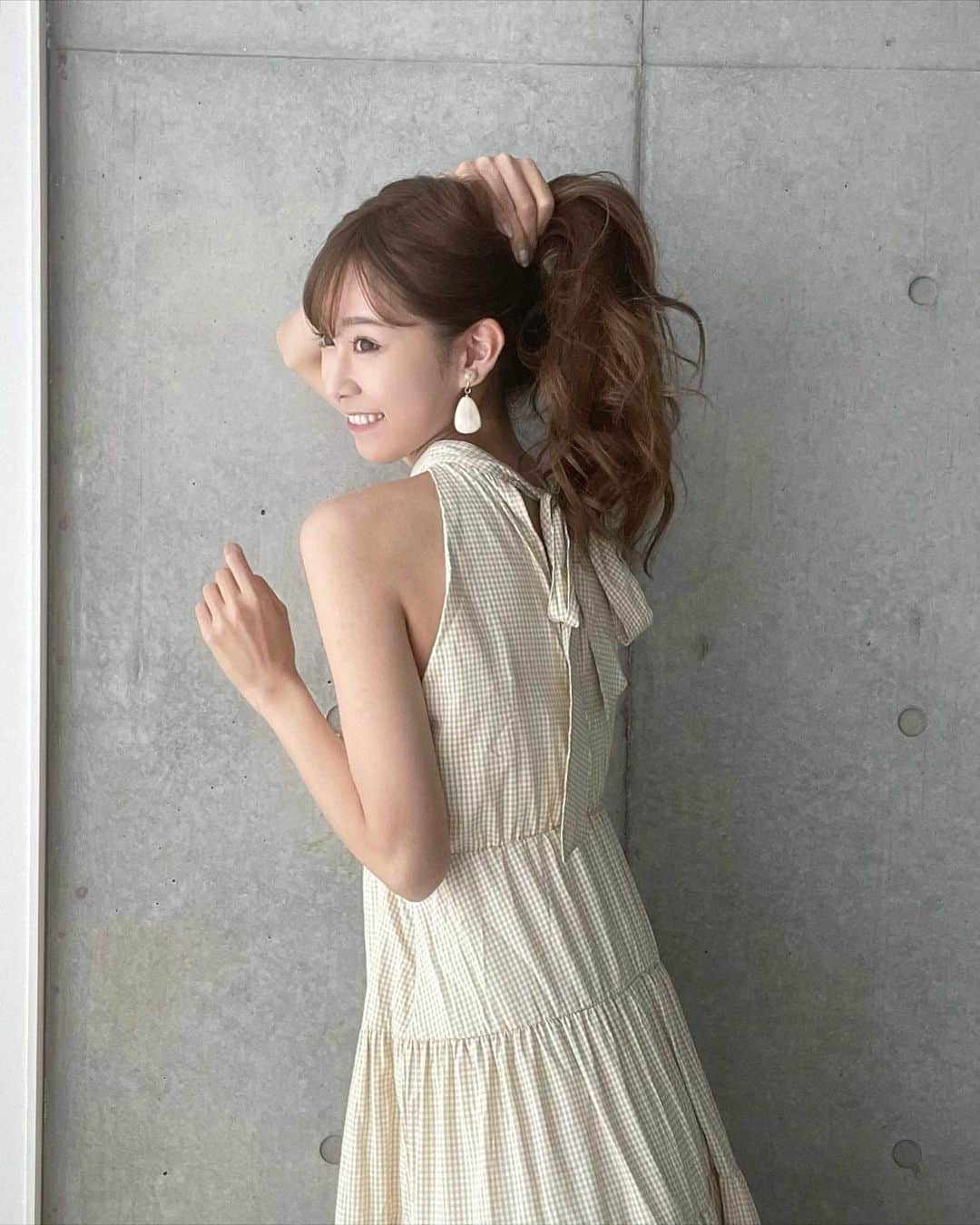 のインスタグラム：「. 前回の投稿で着ていたお洋服について質問のDMあったので載せておきます✨  @tothesea_hawaii のホルターネックのマキシワンピースなんだけど、細かいギンガムチェックなので子供っぽくならずに着れてお気に入りです🤗✨後ろのリボンもポイント💡  やっぱり夏はサラッと一枚で着られるワンピースが使える😆 . .  . #totheseahawaii #tothesea #ワンピース #onepiece #トゥザシー」