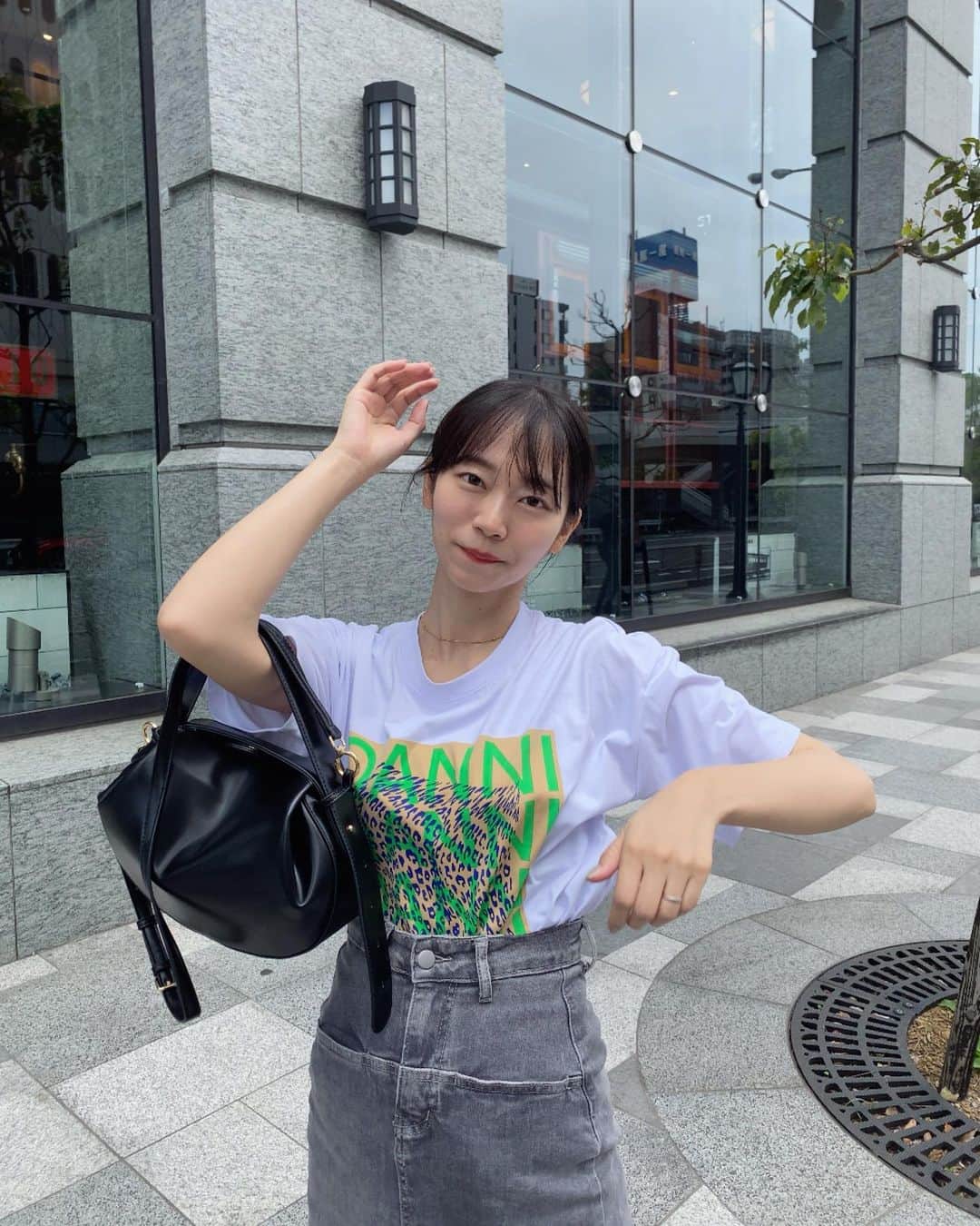 郡司りかのインスタグラム：「お気に入りの夏服🍦 このデニムスカートがびっくりするほど柔らかくて疲れなくてずっと履いてられるからおすすめです🫢🕺💙 しかも腰の部分がバンッと横に張らなくて細く見える気がする〜！！  Tシャツのデザインも可愛いし、何より通気性がよくて汗が目立たなそうなので選びました(笑) デザイン＆着心地は両方とも大事だよね！！🥺  特別クーポン作ってもらったので使ってね🫶🏻  クーポンコード：gunjiskip クーポンコード割引率 割引率：お買い上げ金額1～5,999円(税込)まではセール価格より15%OFF、6,000円(税込)以上は20%OFFが適用される。 利用期限：2023年6月10日〜  月  日 23:59  ※海外からの個人輸入品はサイトの注意事項をよく読んでね！  ✔︎Honeyspot High Waist Split Back Denim Skirt 商品検索ID：14875504  ✔︎Honeyspot Letter Graphic Drop Shoulder Tee 商品検索ID：13550613  ✔︎Medium Novelty Bag Ruched Detail Solid Black 商品検索ID：14514419  ✔︎ Bead Decor Necklace 商品検索ID：13315671  ✔︎ Cartoon Graphic Hair Claw 商品検索ID：14654596  #SHEINforAll #PR #SHEIN購入品 #シーイン #夏服 #韓国コーデ #デニムコーデ」