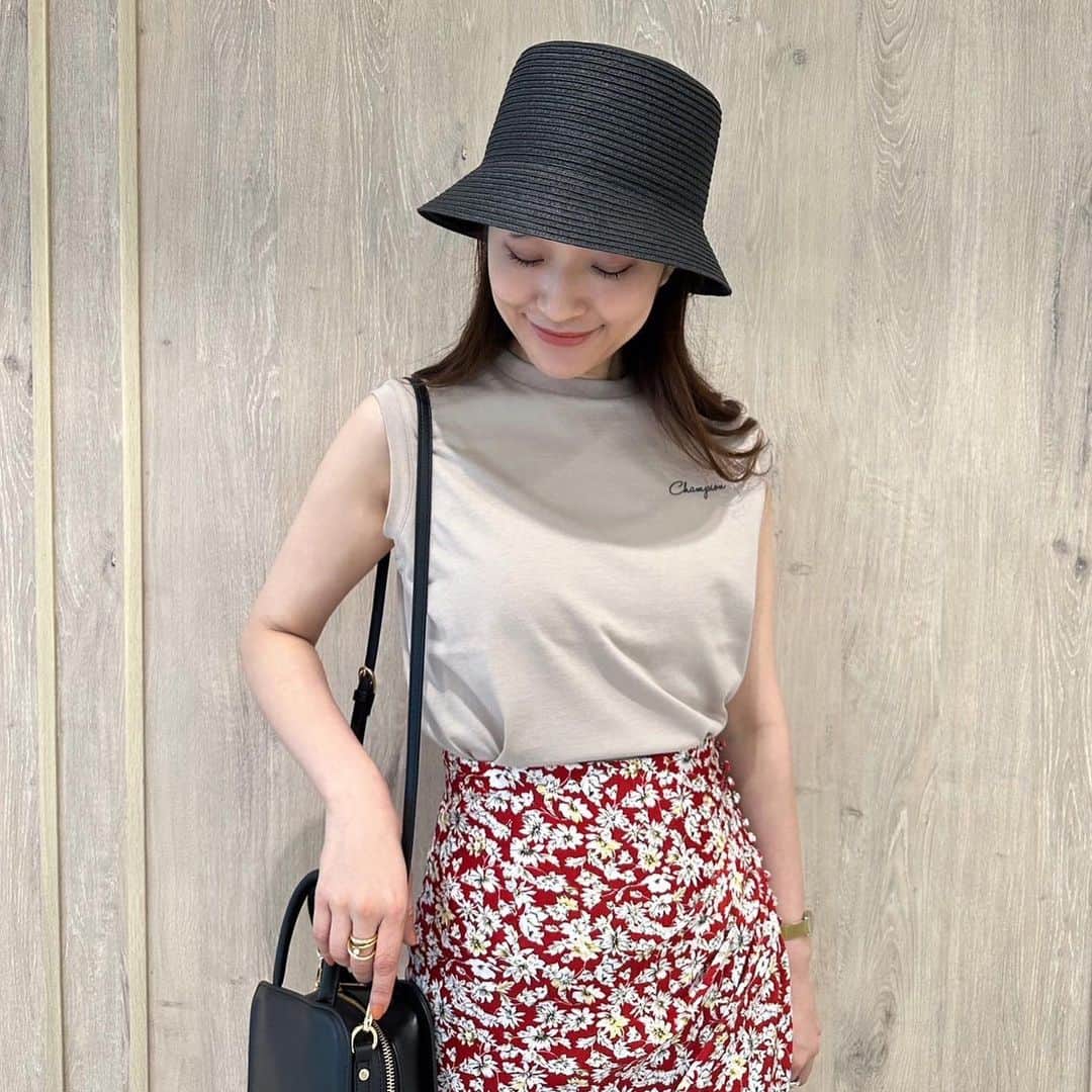 MERCURYDUOさんのインスタグラム写真 - (MERCURYDUOInstagram)「. ／ ＃ mm泉里香第3弾公開！  新作ポイント10倍、2buy10%OFF、 週末SALE、送料無料も同時開催中✔︎ ＼  ⁡ #champion別注ロゴ入りノースリTシャツ color:off-white/green/beige size:F  #スリットあきプリントスカート color:black/red/mix size:S/M  #ペーパーバケットハット color:black/beige size:F  #コードデザインスクエアBAG color:off-white/black/mintgreen/iceblue size:F  #ナローストラップポイントトゥサンダル color:off-white/black/lavender size:36/38  ※お気に入り追加でポイントプレゼント！  アイテム詳細やポイントGETは  @mercuryduo_stylingのTOP リンクからCHECK出来ます。  【着用スタッフ】 @mercuryduo_manami / 162cm 骨格ストレート / イエベ秋 ⁡ ⁡  ＿＿＿＿＿＿＿＿＿＿＿＿＿＿＿＿＿＿＿＿＿＿＿＿＿＿  ⁡ @mercuryduo_com   #MERCURYDUO #公式通販RUNWAYchannel #マーキュリーデュオ  ＿＿＿＿＿＿＿＿＿＿＿＿＿＿＿＿＿＿＿＿＿＿＿＿＿＿」6月10日 19時53分 - mercuryduo_styling