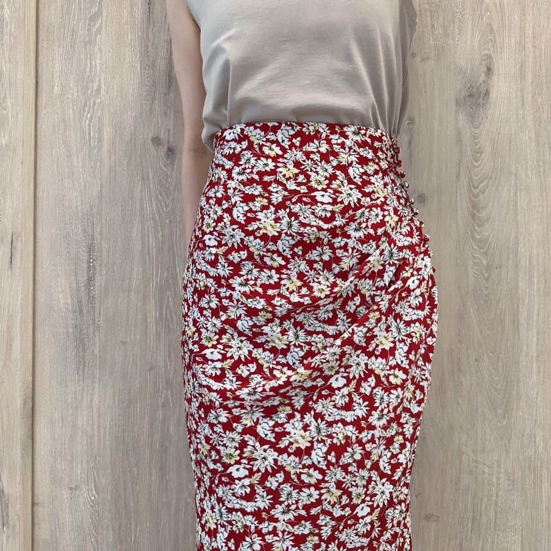 MERCURYDUOさんのインスタグラム写真 - (MERCURYDUOInstagram)「. ／ ＃ mm泉里香第3弾公開！  新作ポイント10倍、2buy10%OFF、 週末SALE、送料無料も同時開催中✔︎ ＼  ⁡ #champion別注ロゴ入りノースリTシャツ color:off-white/green/beige size:F  #スリットあきプリントスカート color:black/red/mix size:S/M  #ペーパーバケットハット color:black/beige size:F  #コードデザインスクエアBAG color:off-white/black/mintgreen/iceblue size:F  #ナローストラップポイントトゥサンダル color:off-white/black/lavender size:36/38  ※お気に入り追加でポイントプレゼント！  アイテム詳細やポイントGETは  @mercuryduo_stylingのTOP リンクからCHECK出来ます。  【着用スタッフ】 @mercuryduo_manami / 162cm 骨格ストレート / イエベ秋 ⁡ ⁡  ＿＿＿＿＿＿＿＿＿＿＿＿＿＿＿＿＿＿＿＿＿＿＿＿＿＿  ⁡ @mercuryduo_com   #MERCURYDUO #公式通販RUNWAYchannel #マーキュリーデュオ  ＿＿＿＿＿＿＿＿＿＿＿＿＿＿＿＿＿＿＿＿＿＿＿＿＿＿」6月10日 19時53分 - mercuryduo_styling