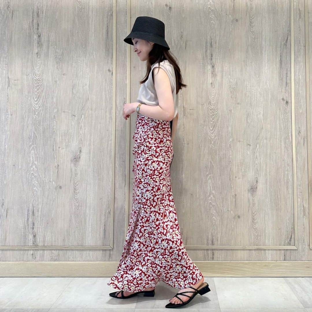 MERCURYDUOさんのインスタグラム写真 - (MERCURYDUOInstagram)「. ／ ＃ mm泉里香第3弾公開！  新作ポイント10倍、2buy10%OFF、 週末SALE、送料無料も同時開催中✔︎ ＼  ⁡ #champion別注ロゴ入りノースリTシャツ color:off-white/green/beige size:F  #スリットあきプリントスカート color:black/red/mix size:S/M  #ペーパーバケットハット color:black/beige size:F  #コードデザインスクエアBAG color:off-white/black/mintgreen/iceblue size:F  #ナローストラップポイントトゥサンダル color:off-white/black/lavender size:36/38  ※お気に入り追加でポイントプレゼント！  アイテム詳細やポイントGETは  @mercuryduo_stylingのTOP リンクからCHECK出来ます。  【着用スタッフ】 @mercuryduo_manami / 162cm 骨格ストレート / イエベ秋 ⁡ ⁡  ＿＿＿＿＿＿＿＿＿＿＿＿＿＿＿＿＿＿＿＿＿＿＿＿＿＿  ⁡ @mercuryduo_com   #MERCURYDUO #公式通販RUNWAYchannel #マーキュリーデュオ  ＿＿＿＿＿＿＿＿＿＿＿＿＿＿＿＿＿＿＿＿＿＿＿＿＿＿」6月10日 19時53分 - mercuryduo_styling
