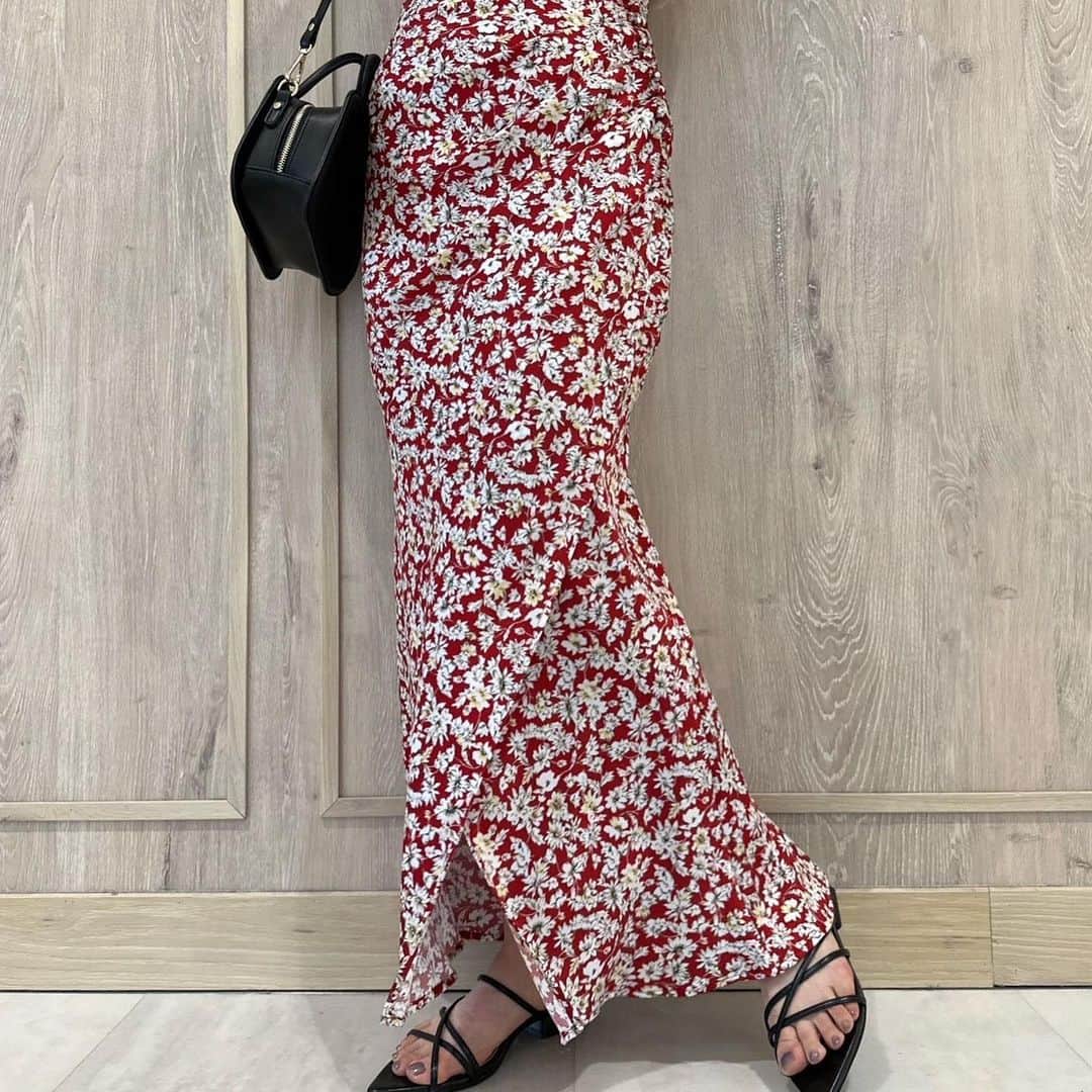 MERCURYDUOさんのインスタグラム写真 - (MERCURYDUOInstagram)「. ／ ＃ mm泉里香第3弾公開！  新作ポイント10倍、2buy10%OFF、 週末SALE、送料無料も同時開催中✔︎ ＼  ⁡ #champion別注ロゴ入りノースリTシャツ color:off-white/green/beige size:F  #スリットあきプリントスカート color:black/red/mix size:S/M  #ペーパーバケットハット color:black/beige size:F  #コードデザインスクエアBAG color:off-white/black/mintgreen/iceblue size:F  #ナローストラップポイントトゥサンダル color:off-white/black/lavender size:36/38  ※お気に入り追加でポイントプレゼント！  アイテム詳細やポイントGETは  @mercuryduo_stylingのTOP リンクからCHECK出来ます。  【着用スタッフ】 @mercuryduo_manami / 162cm 骨格ストレート / イエベ秋 ⁡ ⁡  ＿＿＿＿＿＿＿＿＿＿＿＿＿＿＿＿＿＿＿＿＿＿＿＿＿＿  ⁡ @mercuryduo_com   #MERCURYDUO #公式通販RUNWAYchannel #マーキュリーデュオ  ＿＿＿＿＿＿＿＿＿＿＿＿＿＿＿＿＿＿＿＿＿＿＿＿＿＿」6月10日 19時53分 - mercuryduo_styling