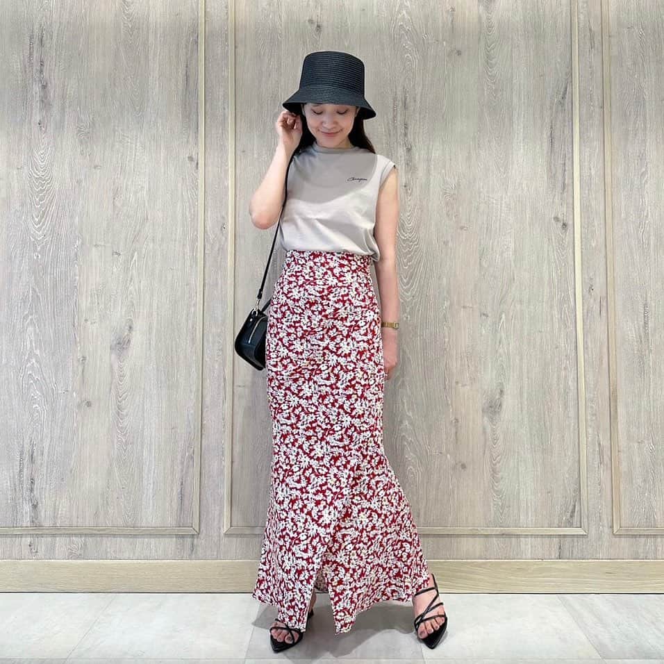 MERCURYDUOのインスタグラム：「. ／ ＃ mm泉里香第3弾公開！  新作ポイント10倍、2buy10%OFF、 週末SALE、送料無料も同時開催中✔︎ ＼  ⁡ #champion別注ロゴ入りノースリTシャツ color:off-white/green/beige size:F  #スリットあきプリントスカート color:black/red/mix size:S/M  #ペーパーバケットハット color:black/beige size:F  #コードデザインスクエアBAG color:off-white/black/mintgreen/iceblue size:F  #ナローストラップポイントトゥサンダル color:off-white/black/lavender size:36/38  ※お気に入り追加でポイントプレゼント！  アイテム詳細やポイントGETは  @mercuryduo_stylingのTOP リンクからCHECK出来ます。  【着用スタッフ】 @mercuryduo_manami / 162cm 骨格ストレート / イエベ秋 ⁡ ⁡  ＿＿＿＿＿＿＿＿＿＿＿＿＿＿＿＿＿＿＿＿＿＿＿＿＿＿  ⁡ @mercuryduo_com   #MERCURYDUO #公式通販RUNWAYchannel #マーキュリーデュオ  ＿＿＿＿＿＿＿＿＿＿＿＿＿＿＿＿＿＿＿＿＿＿＿＿＿＿」