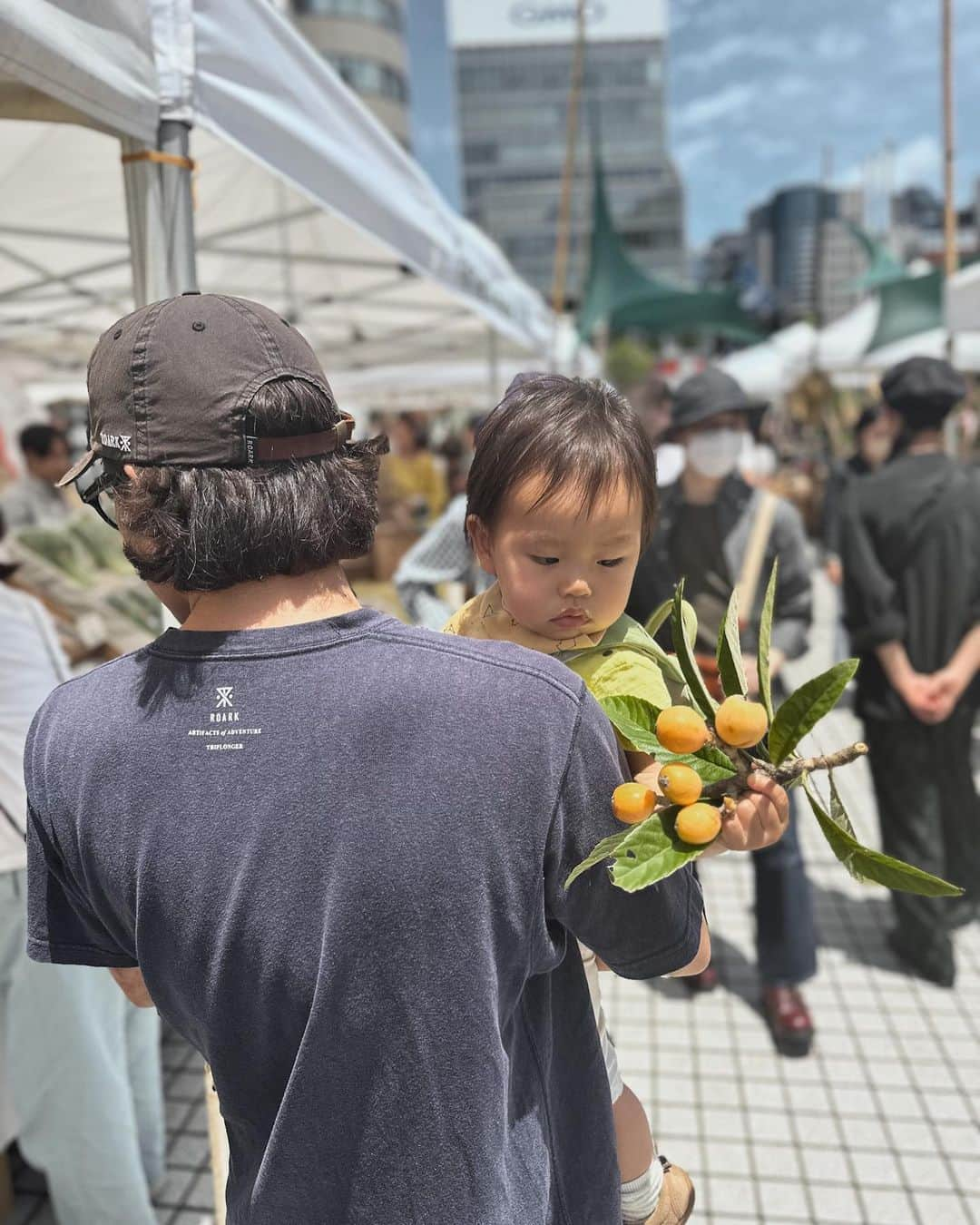 MARIEさんのインスタグラム写真 - (MARIEInstagram)「先週末は青山ファーマーズマーケットで オーガニックのお野菜たちを調達🥒 ⁡ お天気も良くてちょうどいい お出かけになりました！ ⁡ 高いイメージだったけど 大きいズッキーニが300円、 ルッコラ100円、レタス100円とか意外と お手頃価格のものも多かった！ ⁡ なにより生産者の方と直接顔を見て 話して買えるのは嬉しい✨ ⁡ 犬猫ちゃんたちの譲渡会もやっていたよ！ みんな温かいお家が見つかるといいな🐕🐈  #青山ファーマーズマーケット#オーガニック野菜#オーガニックライフ#オーガニック生活#譲渡会#保護犬#保護猫#エシカルファッション#エシカルライフ#エシカルな暮らし」6月10日 19時53分 - marie.328