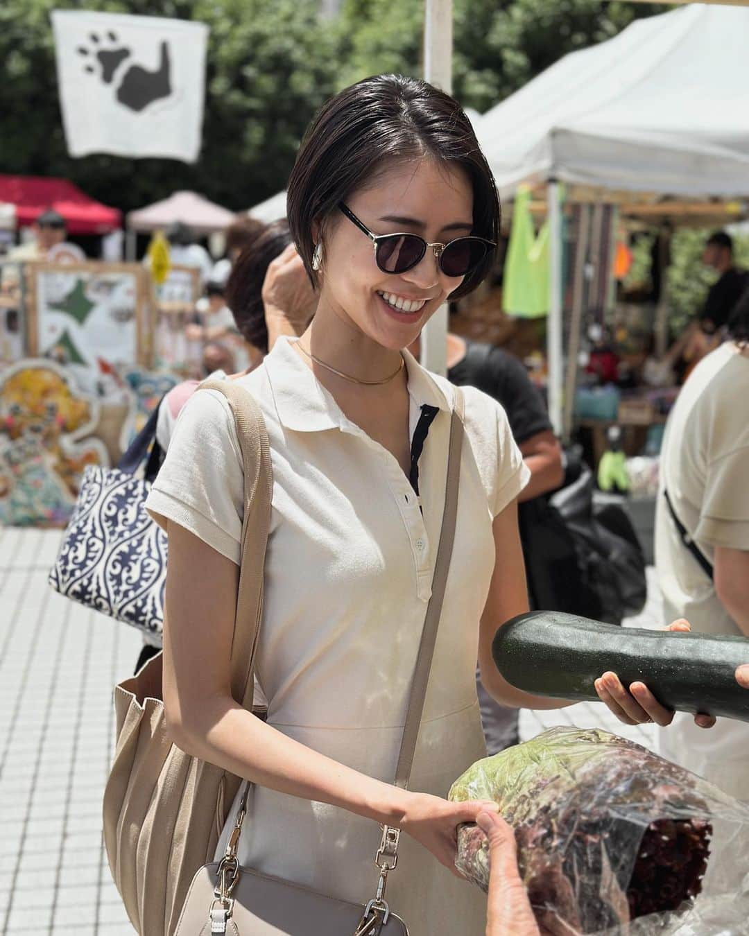 MARIEのインスタグラム：「先週末は青山ファーマーズマーケットで オーガニックのお野菜たちを調達🥒 ⁡ お天気も良くてちょうどいい お出かけになりました！ ⁡ 高いイメージだったけど 大きいズッキーニが300円、 ルッコラ100円、レタス100円とか意外と お手頃価格のものも多かった！ ⁡ なにより生産者の方と直接顔を見て 話して買えるのは嬉しい✨ ⁡ 犬猫ちゃんたちの譲渡会もやっていたよ！ みんな温かいお家が見つかるといいな🐕🐈  #青山ファーマーズマーケット#オーガニック野菜#オーガニックライフ#オーガニック生活#譲渡会#保護犬#保護猫#エシカルファッション#エシカルライフ#エシカルな暮らし」