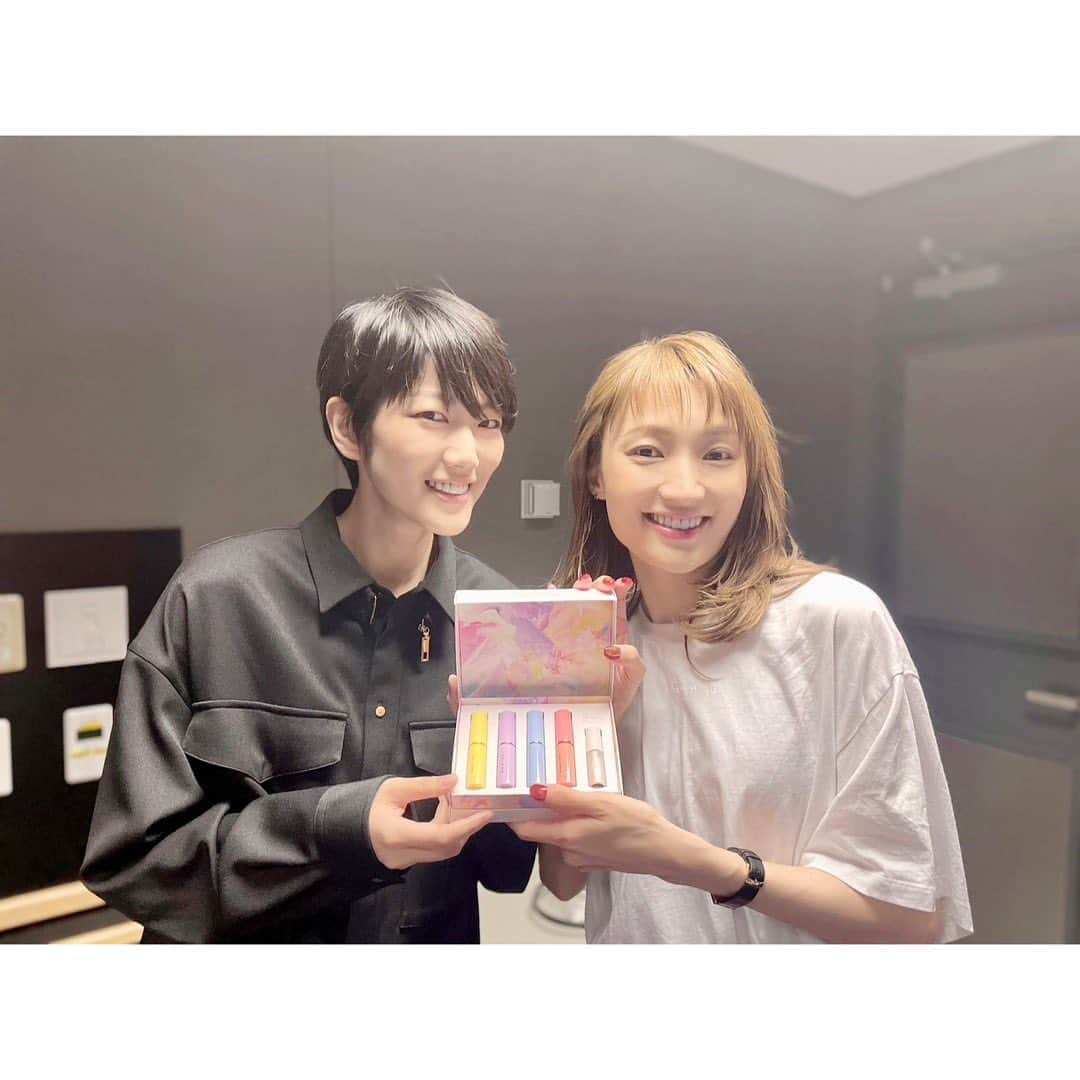 望海風斗さんのインスタグラム写真 - (望海風斗Instagram)「📻 明日21:00〜 #ラジオ #NHKFM #望海風斗のサウンドイマジン #毎週日曜夜9時 ゲスト #七海ひろき さん ⁡ 同期のかいちゃんです！ 宝塚を退団してから声のお仕事を頑張ってるかいちゃん。その辺りを色々聞いちゃいました♪そして音楽学校の頃から変わらず優しすぎるイケメンさん🥲 ⁡ かいちゃんの#音 は、同期でも知らなかった新たな一面を覗かせてもらいました✨カッコいいなぁー😎 ⁡ 会って早々、菊田一夫演劇賞のお祝いをくれるイケメン🥹カラフルなマスカラもらったー😍 #ありがとう#89期#20周年ポーズ #ちゃお#アザラシ#みかん#ひろきのお兄さま   ⁡ 聴き逃しは #らじるらじる で何度でも！ #公式Twitterも宜しく」6月10日 19時56分 - nozomifuto_official