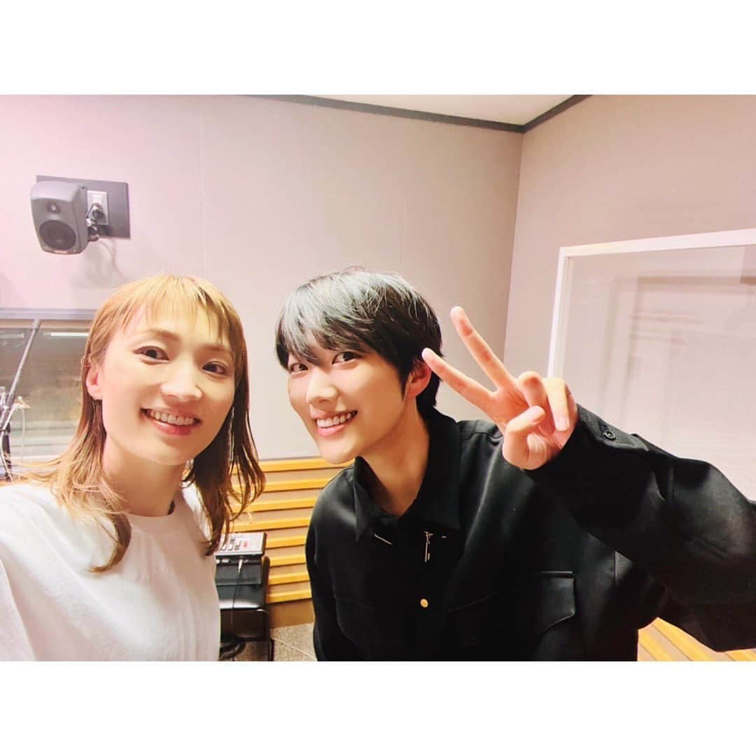 望海風斗さんのインスタグラム写真 - (望海風斗Instagram)「📻 明日21:00〜 #ラジオ #NHKFM #望海風斗のサウンドイマジン #毎週日曜夜9時 ゲスト #七海ひろき さん ⁡ 同期のかいちゃんです！ 宝塚を退団してから声のお仕事を頑張ってるかいちゃん。その辺りを色々聞いちゃいました♪そして音楽学校の頃から変わらず優しすぎるイケメンさん🥲 ⁡ かいちゃんの#音 は、同期でも知らなかった新たな一面を覗かせてもらいました✨カッコいいなぁー😎 ⁡ 会って早々、菊田一夫演劇賞のお祝いをくれるイケメン🥹カラフルなマスカラもらったー😍 #ありがとう#89期#20周年ポーズ #ちゃお#アザラシ#みかん#ひろきのお兄さま   ⁡ 聴き逃しは #らじるらじる で何度でも！ #公式Twitterも宜しく」6月10日 19時56分 - nozomifuto_official