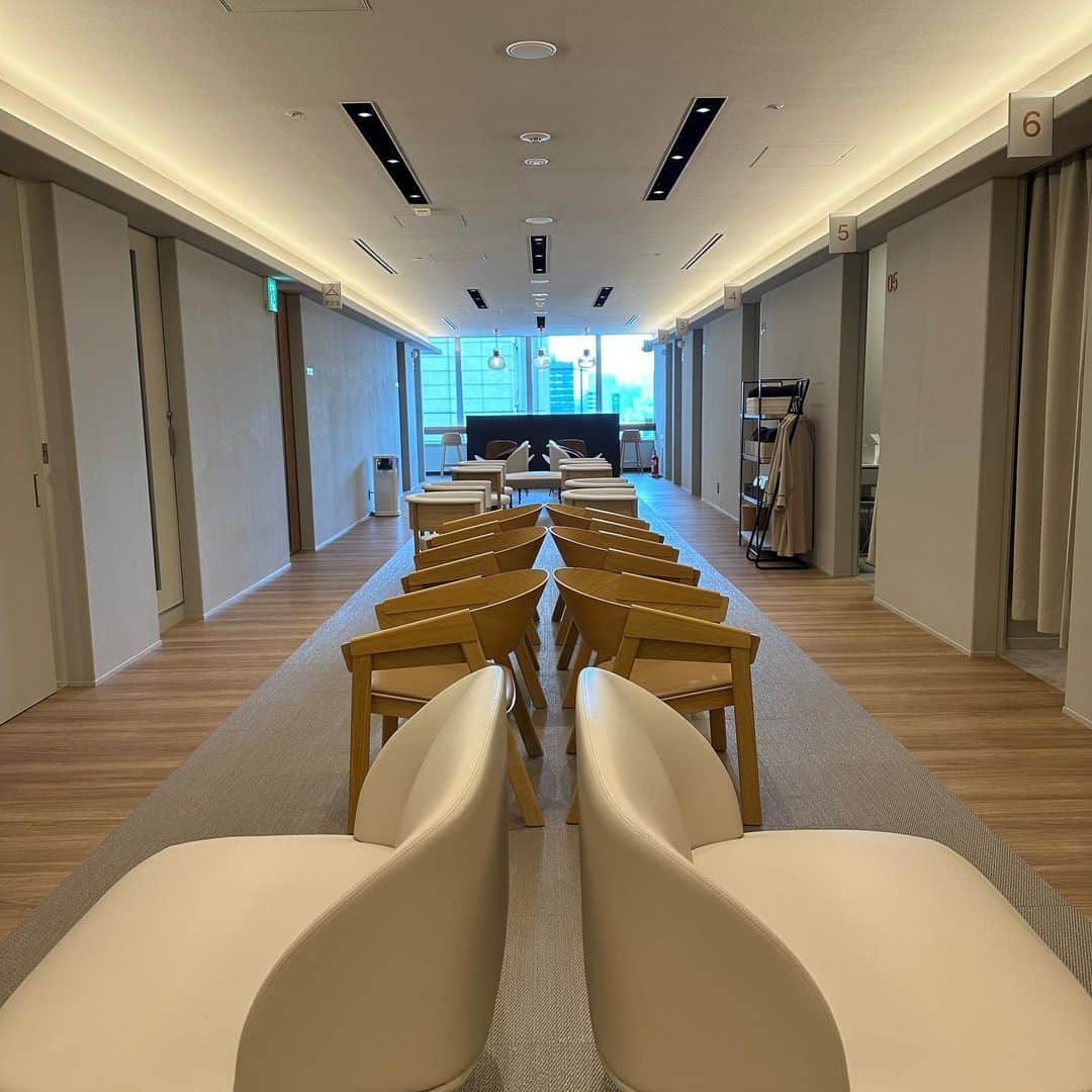 三浦あくりさんのインスタグラム写真 - (三浦あくりInstagram)「子供が産まれてから 初めて自分に対して思った事が “生きたい“でした。 今までいきたくなかったとか そんな事じゃなくて 子供を産んで初めて健康、自己管理の大切さが身に沁みてわかった気がするの。 . 今回クレアージュ東京レディースドッグクリニックで 婦人科検診を受けてきました！ 踏み入れた瞬間から ホテルのラウンジですか？ってゆーくらい居心地のいい素敵なクリニックで 待ち時間もなくスムーズに 気張る事もなくゆったりと検診を受ける事ができました！ 空間だけでなくお医者様、看護師さん、スタッフの皆様の一言一言に優しさ、気遣いを感じ病院なのにエステにきたような錯覚すら覚えるほど 心地のいい時間🌷 . 30代に突入した今 子供達はまだ小さくて私が 体を崩したら何もできなくなってしまう.. そんな事は避けたいから ちゃんと定期的な検診をしないと！ 病院行くのって億劫だけど 息抜きにきたっけ？ってくらい 素晴らしい空間でした！ . ついつい親になると家族優先で 自分のことを後回しにしてしまうけれど 家族のために、自分のために ちゃんと日々の検診ってすごく大切だと思うので 後回しにせず、目を向けて時間を作って行ってほしい #クレアージュ東京レディースドッククリニック #you検診 #婦人科検診 #人間ドッグ #健康診断」6月10日 19時56分 - akurimiura