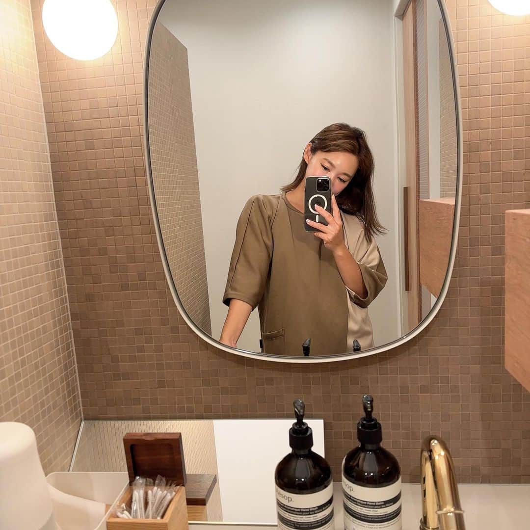 三浦あくりさんのインスタグラム写真 - (三浦あくりInstagram)「子供が産まれてから 初めて自分に対して思った事が “生きたい“でした。 今までいきたくなかったとか そんな事じゃなくて 子供を産んで初めて健康、自己管理の大切さが身に沁みてわかった気がするの。 . 今回クレアージュ東京レディースドッグクリニックで 婦人科検診を受けてきました！ 踏み入れた瞬間から ホテルのラウンジですか？ってゆーくらい居心地のいい素敵なクリニックで 待ち時間もなくスムーズに 気張る事もなくゆったりと検診を受ける事ができました！ 空間だけでなくお医者様、看護師さん、スタッフの皆様の一言一言に優しさ、気遣いを感じ病院なのにエステにきたような錯覚すら覚えるほど 心地のいい時間🌷 . 30代に突入した今 子供達はまだ小さくて私が 体を崩したら何もできなくなってしまう.. そんな事は避けたいから ちゃんと定期的な検診をしないと！ 病院行くのって億劫だけど 息抜きにきたっけ？ってくらい 素晴らしい空間でした！ . ついつい親になると家族優先で 自分のことを後回しにしてしまうけれど 家族のために、自分のために ちゃんと日々の検診ってすごく大切だと思うので 後回しにせず、目を向けて時間を作って行ってほしい #クレアージュ東京レディースドッククリニック #you検診 #婦人科検診 #人間ドッグ #健康診断」6月10日 19時56分 - akurimiura