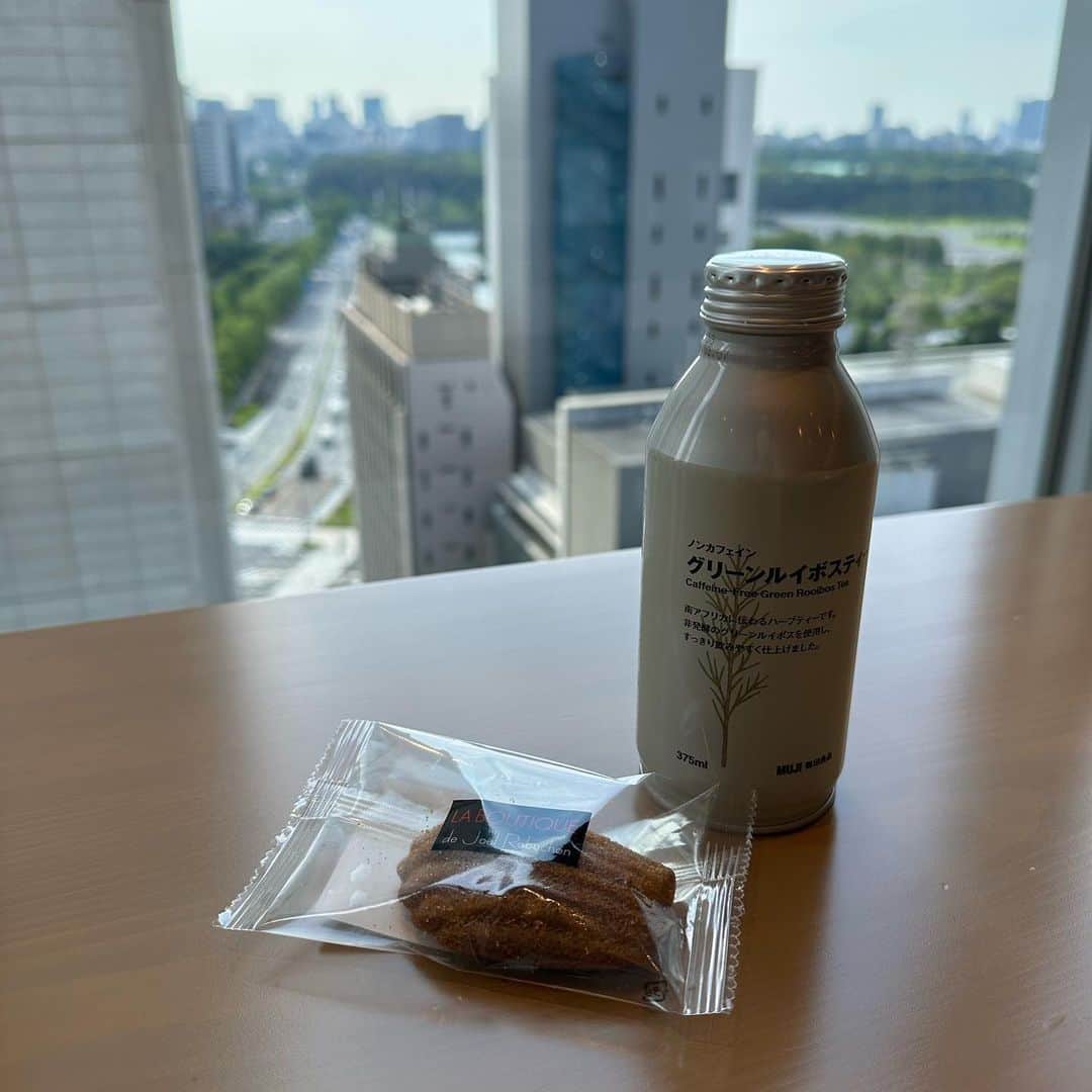 三浦あくりさんのインスタグラム写真 - (三浦あくりInstagram)「子供が産まれてから 初めて自分に対して思った事が “生きたい“でした。 今までいきたくなかったとか そんな事じゃなくて 子供を産んで初めて健康、自己管理の大切さが身に沁みてわかった気がするの。 . 今回クレアージュ東京レディースドッグクリニックで 婦人科検診を受けてきました！ 踏み入れた瞬間から ホテルのラウンジですか？ってゆーくらい居心地のいい素敵なクリニックで 待ち時間もなくスムーズに 気張る事もなくゆったりと検診を受ける事ができました！ 空間だけでなくお医者様、看護師さん、スタッフの皆様の一言一言に優しさ、気遣いを感じ病院なのにエステにきたような錯覚すら覚えるほど 心地のいい時間🌷 . 30代に突入した今 子供達はまだ小さくて私が 体を崩したら何もできなくなってしまう.. そんな事は避けたいから ちゃんと定期的な検診をしないと！ 病院行くのって億劫だけど 息抜きにきたっけ？ってくらい 素晴らしい空間でした！ . ついつい親になると家族優先で 自分のことを後回しにしてしまうけれど 家族のために、自分のために ちゃんと日々の検診ってすごく大切だと思うので 後回しにせず、目を向けて時間を作って行ってほしい #クレアージュ東京レディースドッククリニック #you検診 #婦人科検診 #人間ドッグ #健康診断」6月10日 19時56分 - akurimiura