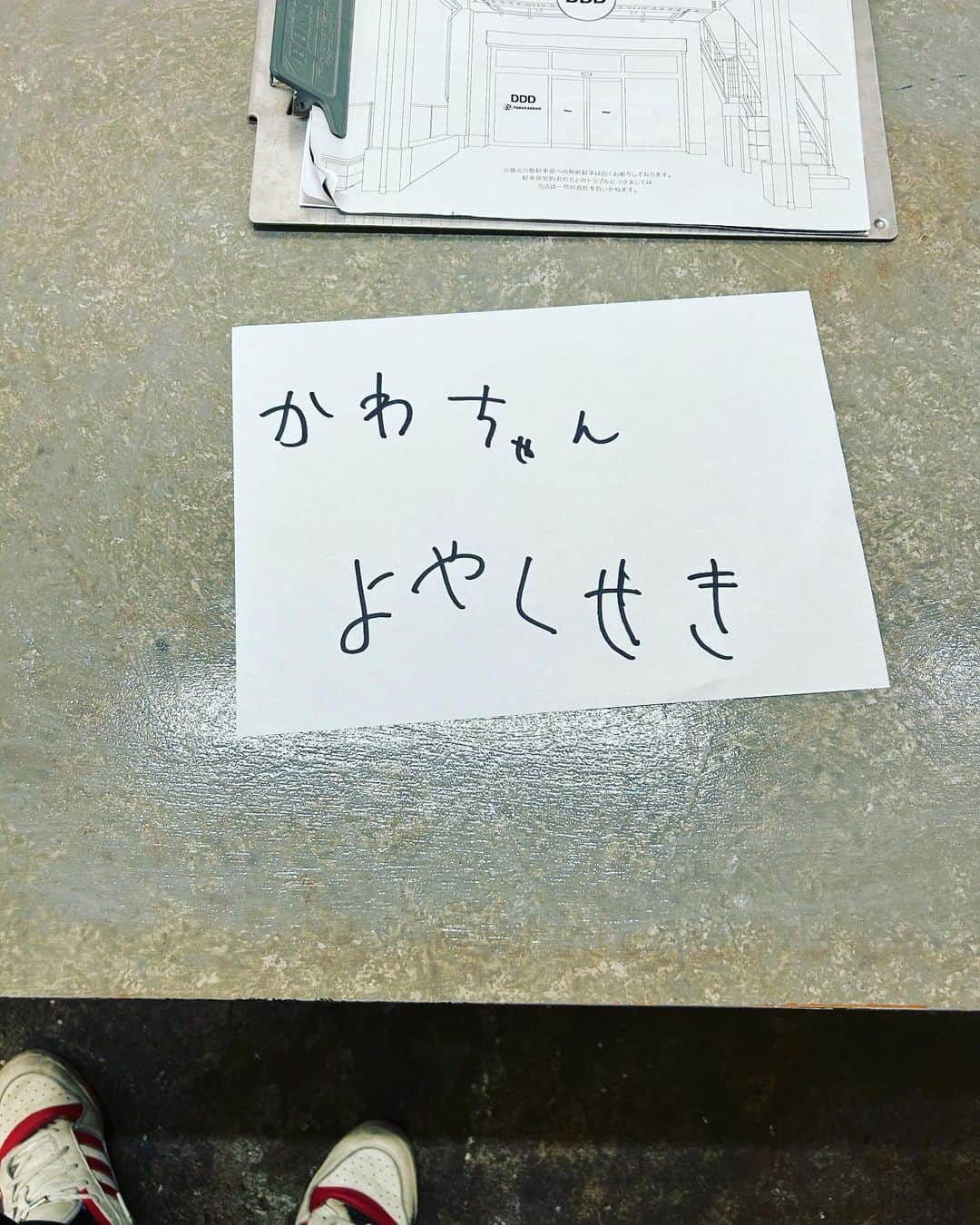 川原豪介さんのインスタグラム写真 - (川原豪介Instagram)「ワタナベ九州一期生の同期で元オインゴボインゴの伊藤が久留米でやりよるカフェ【DDD】に行ってきたー！相変わらず大繁盛やったー。めちゃくちゃオシャレやった〜！犬のチョコレートケーキ可愛かったー！全部美味しかった〜！また行こう！ぬんっ！ #ddd  #そよかぜましお  #まーちん #最後の写真は伊藤の相方の高尾 #身長低いのに高尾 #名前はたかふみ  #同期のがんばりは励みになる」6月10日 19時57分 - blueriver_kawa