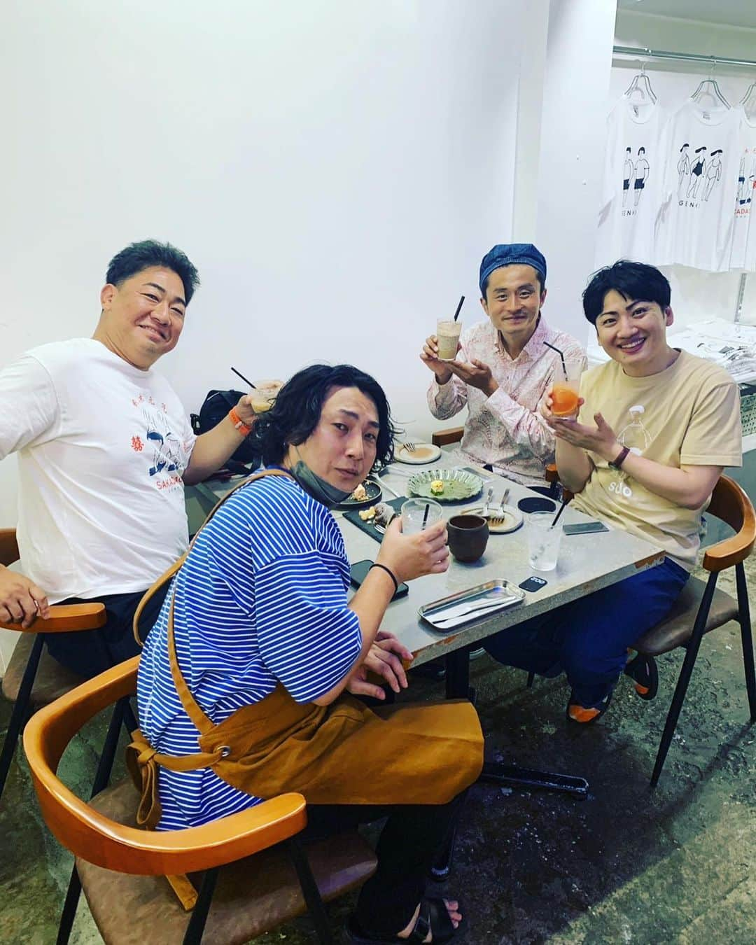 川原豪介さんのインスタグラム写真 - (川原豪介Instagram)「ワタナベ九州一期生の同期で元オインゴボインゴの伊藤が久留米でやりよるカフェ【DDD】に行ってきたー！相変わらず大繁盛やったー。めちゃくちゃオシャレやった〜！犬のチョコレートケーキ可愛かったー！全部美味しかった〜！また行こう！ぬんっ！ #ddd  #そよかぜましお  #まーちん #最後の写真は伊藤の相方の高尾 #身長低いのに高尾 #名前はたかふみ  #同期のがんばりは励みになる」6月10日 19時57分 - blueriver_kawa