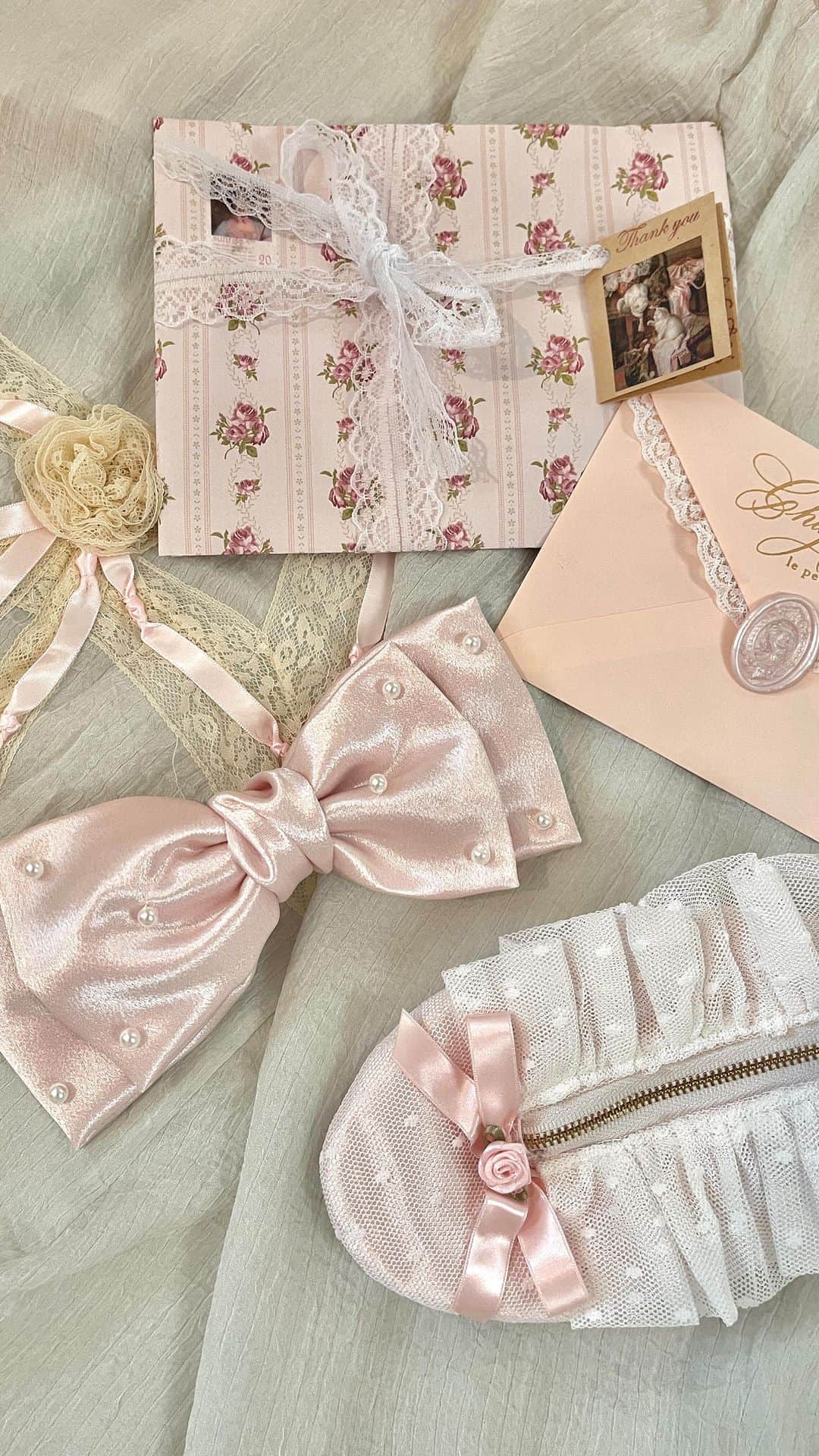 のインスタグラム：「𝕔𝕙𝕒𝕡𝕖🤍  𓂃  @_chape.lepetitcadeau_  のアイテム動画を作ってみました🎀  細部までこだわって作られていて 本当にうっとりする🥰💕  𓂃  #ribbon #pink #myroom #room #interior #vintage #vintagegirl #antique #shabbychic #cute #frenchgirl #girly #mery #lauraashley #リボン #ポーチ #マイルーム #インテリア #アンティーク #ヴィンテージ #ルーム #シャビーシック #ベッドルーム #かわいい #diy女子 #ルームツアー #ガーリー #フレンチガーリー #ヴィンテージガーリー #ヴィンテージライク」