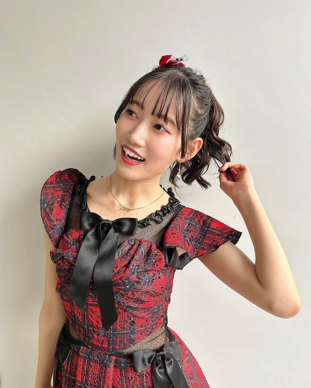 黒須遥香のインスタグラム：「馬尻尾🐎  .  この衣装、よく出会います☺︎ 大好きなので嬉しいです！脚長効果抜群衣装！ 袖が左右非対称ですごいです！ あと床がななめです！  .  #AKB48 #アイドル #アイドル衣装 #オサレカンパニー #ポニーテール #いまさら写真 #赤チェック」