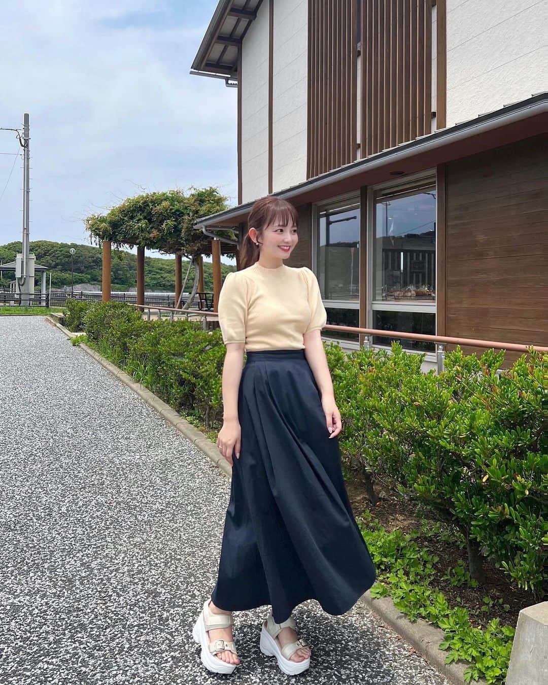 横山紗弓のインスタグラム：「ロケの時の一枚☺︎ DEMETERのスポーツサンダルを下ろしました。 厚底で身長はしっかり盛れるのに 軽いし、マジックテープで調整もできるので しっかりフィット走れます🫶 SHOPLISTでID【DEMS0000351】検索すると すぐに見つかりますよ🔍 @shoplist_official #SHOPLIST #SHOPLIST購入品」