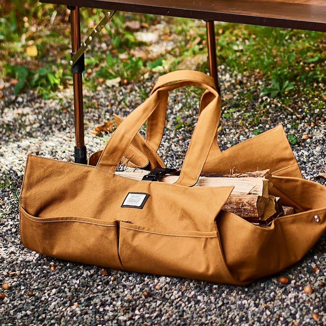 Coleman Japanのインスタグラム：「【大きく広げてたくさん運べる！】  大きく広がるので、薪や荷物の出し入れが簡単。耐久性の高いコットンキャンバスの「マキバッグ」が登場。自然に馴染む人気のコヨーテカラーで揃えれば、キャンプサイトがワンランクおしゃれに🌟  ・  #灯そうColeman #灯そうコールマン #灯そう #Coleman #コールマン #Lantern #Camp #キャンプ #Outdoor #アウトドア #マキバッグ #薪バッグ #キャンプギア」