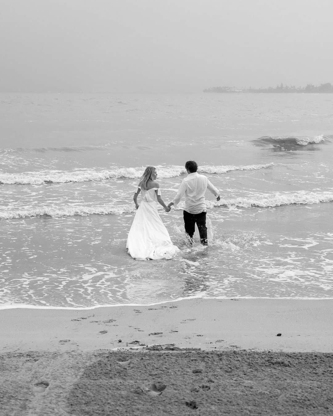 British Vogueさんのインスタグラム写真 - (British VogueInstagram)「Following their multi-night wedding celebrations in Puerto Rico, @LizzzyHammond and Miles Hammond marked their first morning as newlyweds with a dip in the ocean – still in their clothes from the night before. Click the link in bio for more on the beachside ceremony.  Photographed by @RoeyYohaiStudios.」6月10日 20時01分 - britishvogue