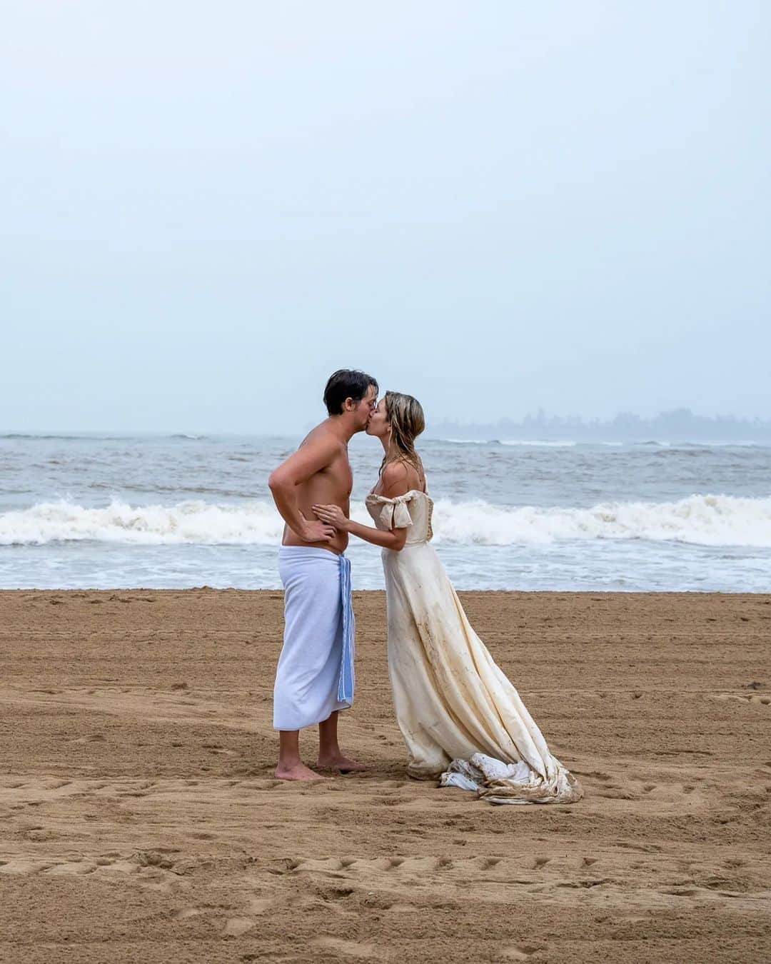 British Vogueさんのインスタグラム写真 - (British VogueInstagram)「Following their multi-night wedding celebrations in Puerto Rico, @LizzzyHammond and Miles Hammond marked their first morning as newlyweds with a dip in the ocean – still in their clothes from the night before. Click the link in bio for more on the beachside ceremony.  Photographed by @RoeyYohaiStudios.」6月10日 20時01分 - britishvogue