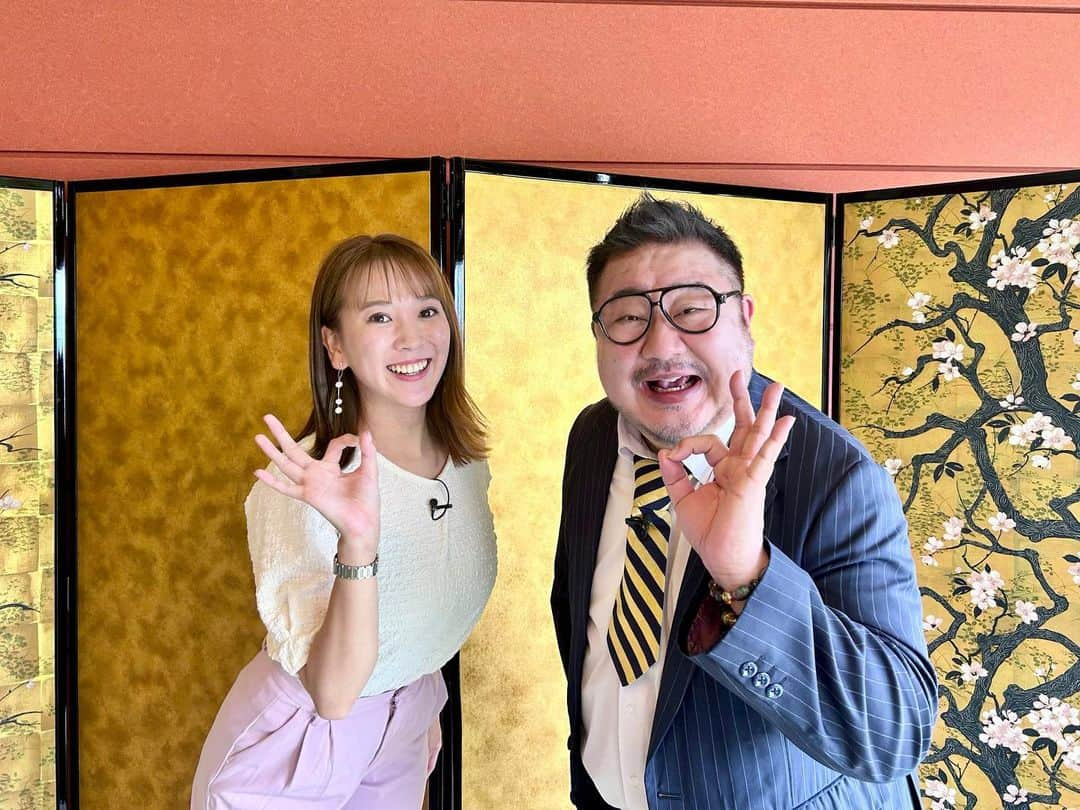 横山あさみさんのインスタグラム写真 - (横山あさみInstagram)「きのうの行ってみっがは 芋洗坂係長と鹿屋市をぶらりしました🍠  係長は鹿屋で焼酎を作っていたんです！ 『よか晩 よか酒 よか出逢い』 芋の香りもしつつ、すっきりとしたバランスのいい焼酎でした💮 まこて、よか出逢いです！  来月にはライブもあるそう、要チェックです✔︎  そして… また跳んでしまいました。 まだ跳べた！まだ足開いた！ 嬉しいです…😂  #かごピタ #行ってみっが #鹿屋市 #鹿屋 #芋洗坂係長 #芋焼酎 #横山あさみ #横ヤン #アナウンサー #女子アナ」6月10日 20時02分 - asami__yokoyama