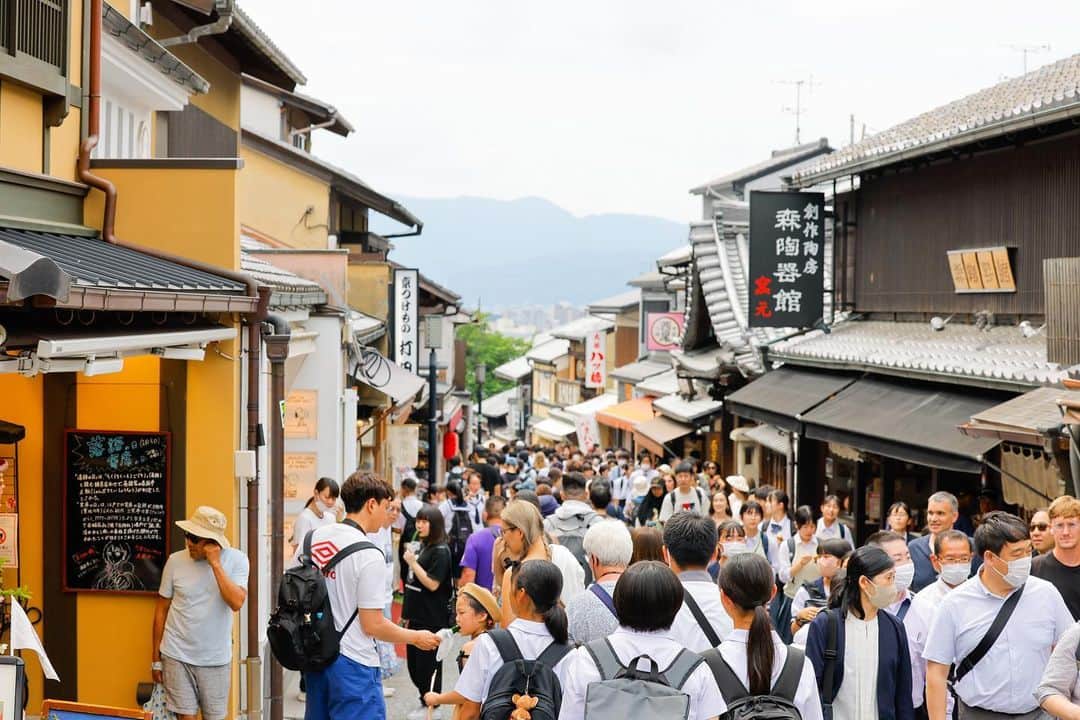SARAKIMISAKIさんのインスタグラム写真 - (SARAKIMISAKIInstagram)「ずっと行きたかった京都✨ やっぱり素敵な場所でした✨  📍八坂庚申堂 date. 2023.6.5  最後に行ったのはもう5年も前だったかなぁ。 コロナでなかなか足が遠のいていたけど 修学旅行生や、外国の方もたくさん来ていて 街全体に活気が戻ってきているのを見たらワクワクした🥹✨ やっぱり気兼ねなく観光が出来るって 最高だなと思いました！！ 食べ歩きもたくさんして京都を満喫してきた🍡  関西にゴルフしに来て、京都に行くのは初だったけど ちょっと立ち寄るだけでも一気に観光できる👏 やっぱり京都ええなぁ💗  たくさん素敵な写真も撮ってもらったので まだまだ見てなー😆  Photo by @manaphoto55   . . . . #京都 #京都観光 #そうだ京都行こう #kyoto #kyotojapan #kyototrip #八坂庚申堂 #京都フォトスポット #写真好きな人と繋がりたい #japantravel #instagramjapan #kyoto_jalan #jalan #photography #photographer #京都旅行 #instatravel #撮影 #撮影会 #ポートレート撮影  #着物 #着物レンタル #kimono #japanesekimono」6月10日 20時15分 - misarasara.golf