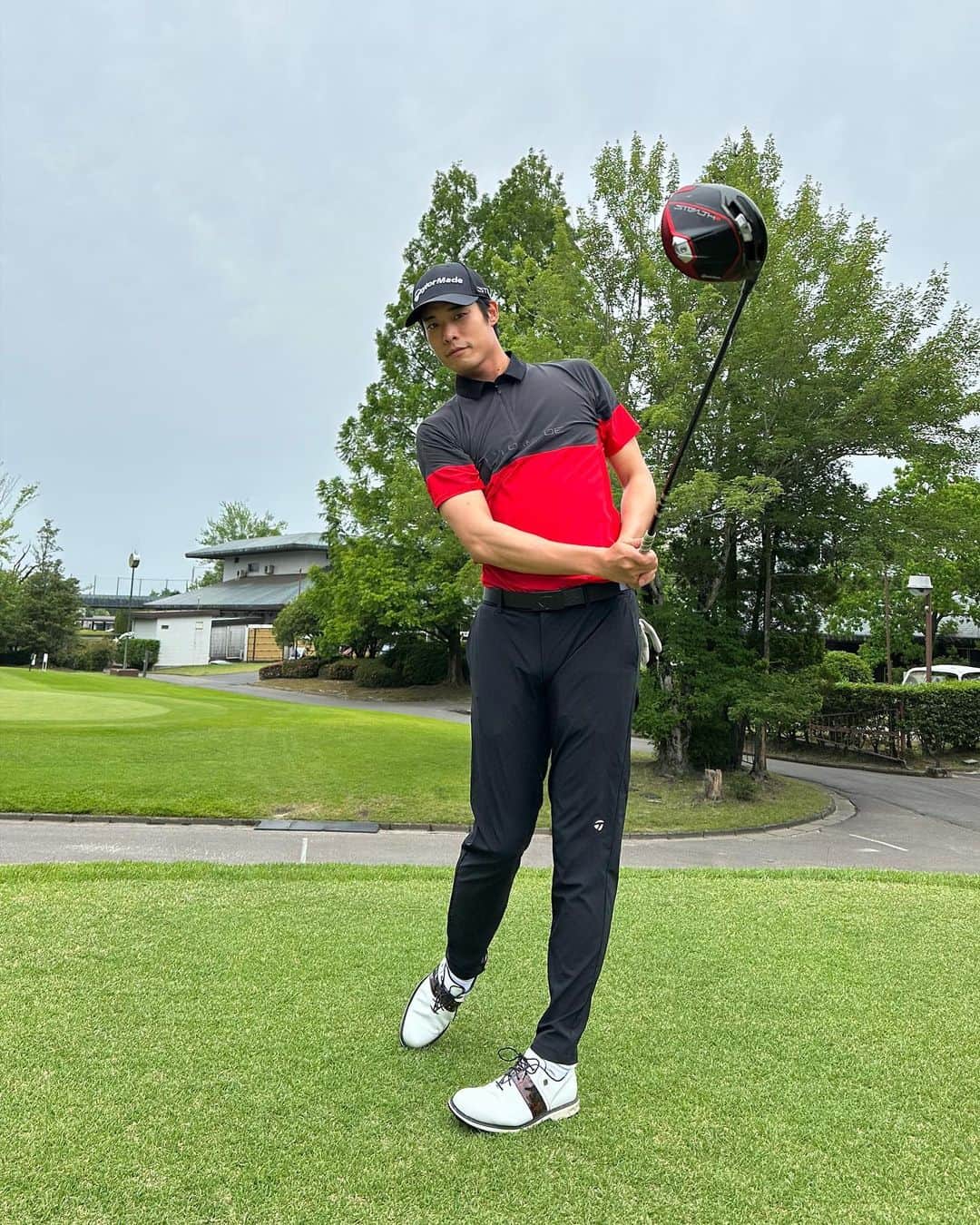 岸田タツヤのインスタグラム：「僕のお気に入りカラー🔥  @taylormade_golf_japan_apparel_」