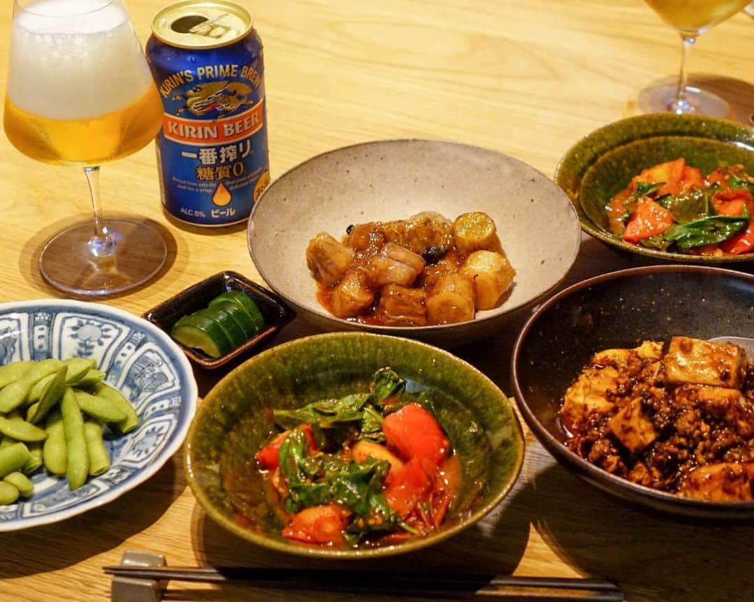 のインスタグラム：「○土曜日の晩酌○ ・ 麻婆豆腐 トマトとバジル炒め 枝豆 ズッキーニの糠漬け 長茄子の甘酢 ・ 今夜はビールを飲みたいというリクエスト🍺  なかなか捗らないお仕事おつかれ🍻 ・ ここのところ麻婆豆腐はカルディがお気に入り そして再開した糠漬けはズッキーニがお気に入り ・ #晩酌 #晩ごはん #夕飯 #おうちごはん #うちごはん #夜ごはん #dinner#麻婆豆腐#枝豆#ビール#beer」