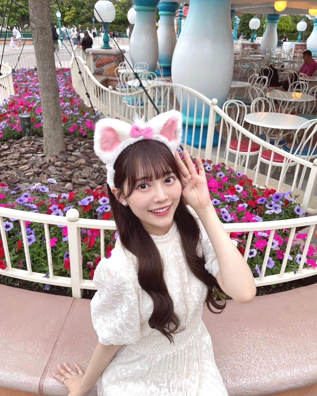 松村キサラのインスタグラム：「・ マリーちゃんでディズニー行ってきた🎀 #ディズニー #ディズニーランド #マリーちゃん #disney #disneyland」