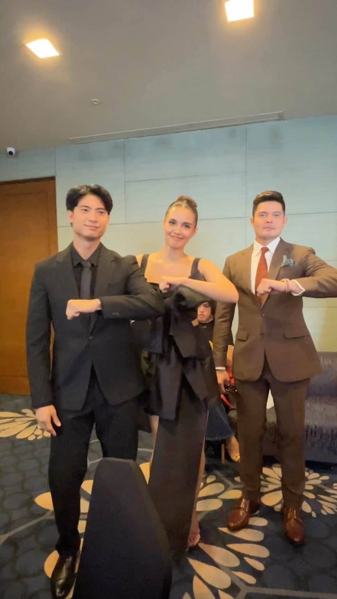 のインスタグラム：「Hindi ko man magawa ang dance trends, sigurado ako na kayang kaya to to hahahahahah had fun doing this during our Media Con yesterday for our upcoming show on @gmanetwork, #RoyalBlood ❤️‍🔥 good vibes at g na g ang mga castmates namin 😄 The first episode of Royal Blood airs this June 19!! 🖤」