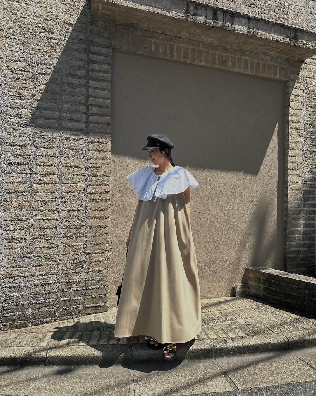 鈴木詩織のインスタグラム：「ふんわ〜り🥞🤍🤭 Aラインのシルエットと大きめの襟が可愛い @sorin__official のワンピ🥹  着心地が良くて楽ちん🐶 いつもモノトーンだけど、ベージュ×ホワイトの合わせも好き☺️  ⁡  #shiorin_styling#SORINstyle#sorin#temperate#chapeaudo#テンパレイト#シャポードオー」