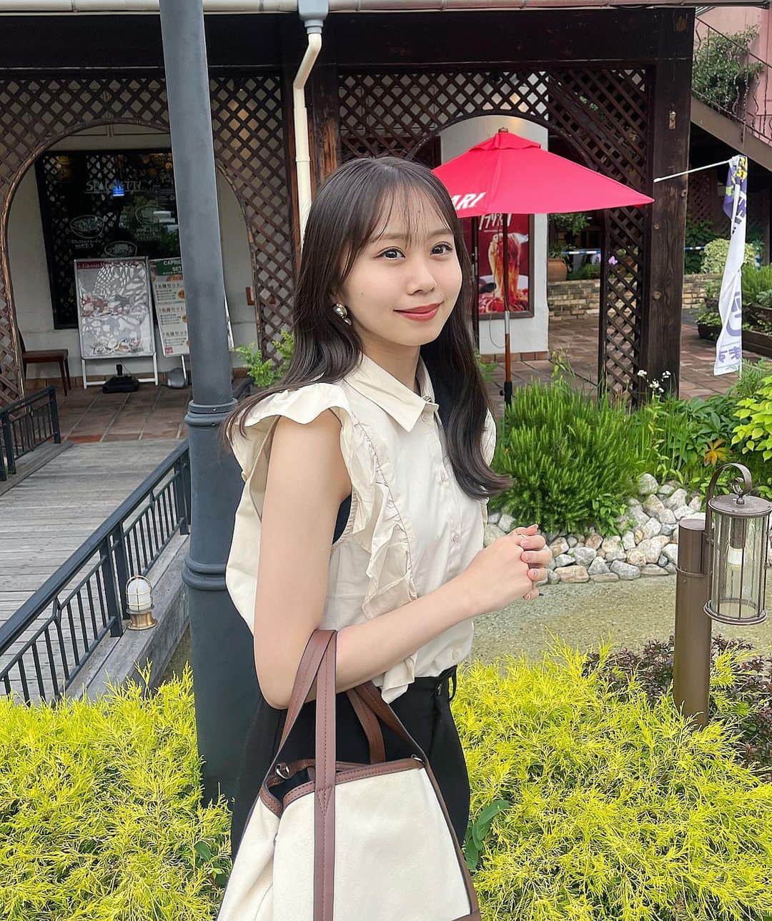 のインスタグラム：「ノースリーブデビュー💪🏻   あとちょっとだけ髪の毛切りました✂️ちょっとだけ。笑  #ノースリーブ #結構寒かった #まだ早かったぽい🤣 #ootd#ootdfashion#夏コーデ#夏服#夏服コーデ#肌見せ#シャツコーデ#大人カジュアル#大人カジュアルコーデ#淡色コーデ#プチプラコーデ#handm#momentplus#高身長コーデ#02#NMB48」