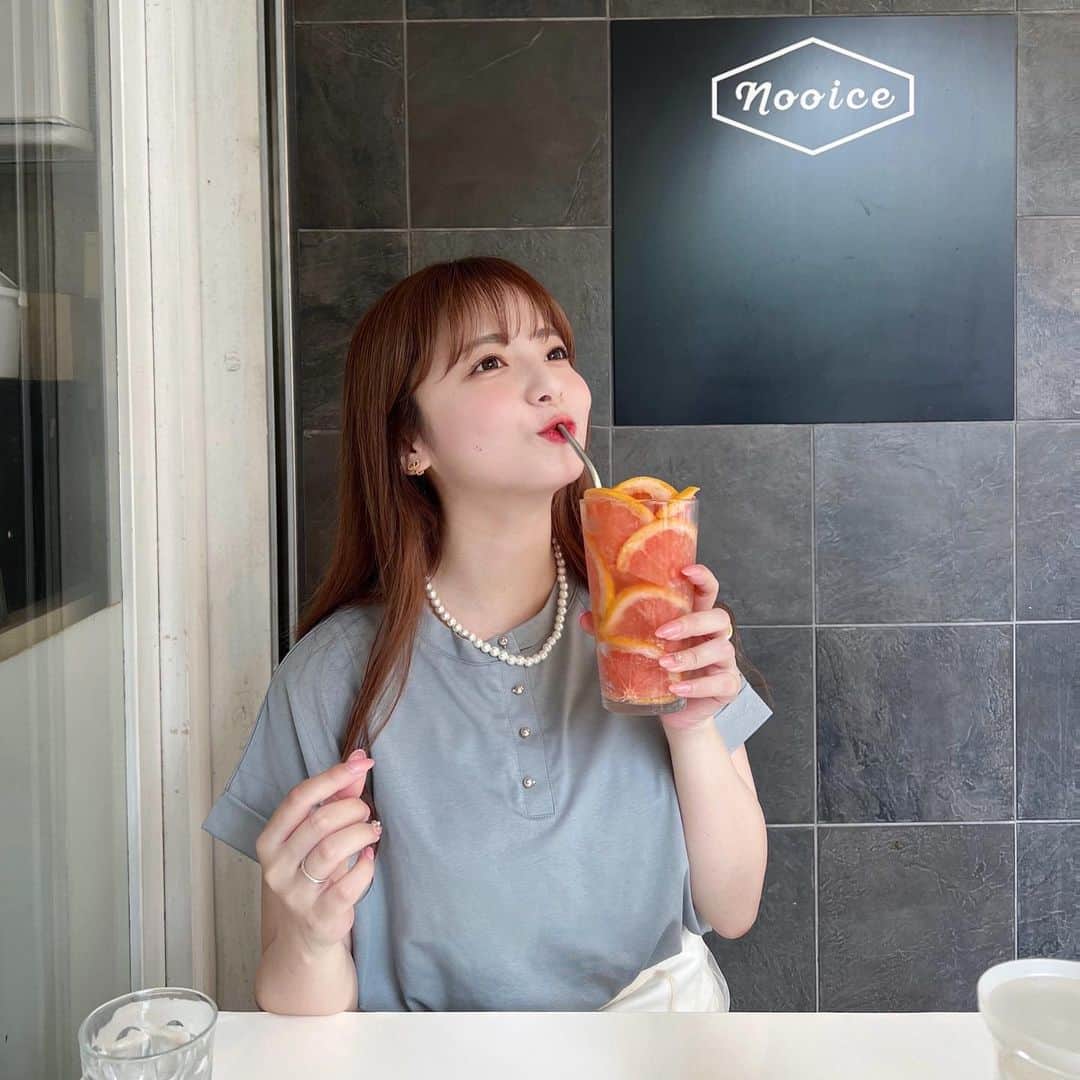 横山紗弓のインスタグラム：「テラス席でゆっくり🍹 この日着用したのは、さらっと上級見え 2wayシルケットデザインボタンカットソー @classicalelf_official 前後2wayで雰囲気が変わる✨ メタルボタンがさりげなく、 そしてくすみカラーが可愛いんです♡ 156cm / M / Green #クラシカルエルフ #classicalelf #エルフコーデ #タイアップ #uniqlo #gu #zara #ユニクロ #ジーユー #ザラ #zozo #zozotown #zozo購入品 #zozotown購入品 #カットソー #フレンチスリーブ #骨格ウェーブ #骨格ナチュラル #骨格ストレート #イエベコーデ #ブルベコーデ #夏服 #初夏コーデ #夏服コーデ」