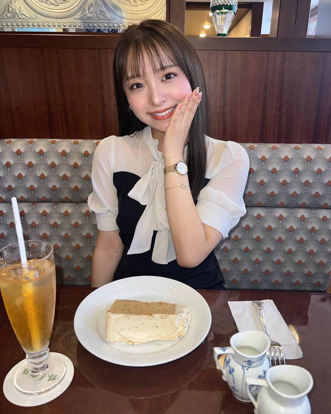 勝又彩央里のインスタグラム：「のんびり休日🦢  @oliviaburtonjapan の新作TEA PARTYの時計をつけてティータイム🫖  文字盤の黄色の薔薇プリントとゴールドメッシュベルトがかわいい✨  ヘアは@dumbo_kenta さんで綺麗にしてもらいました！ 今回も良い仕上がりです🙇‍♀️  #腕時計 #オリビアバートン #オリジョ #美容院 #サロン #サロンモデル #ワンピース #新宿 #新宿グルメ #カフェ #カフェ部 #ヘアカラー #喫茶店 #ケーキ #休日 #tflers #ootd #instadaily #思い出 #cafe #teatime #コーデ #リボン」