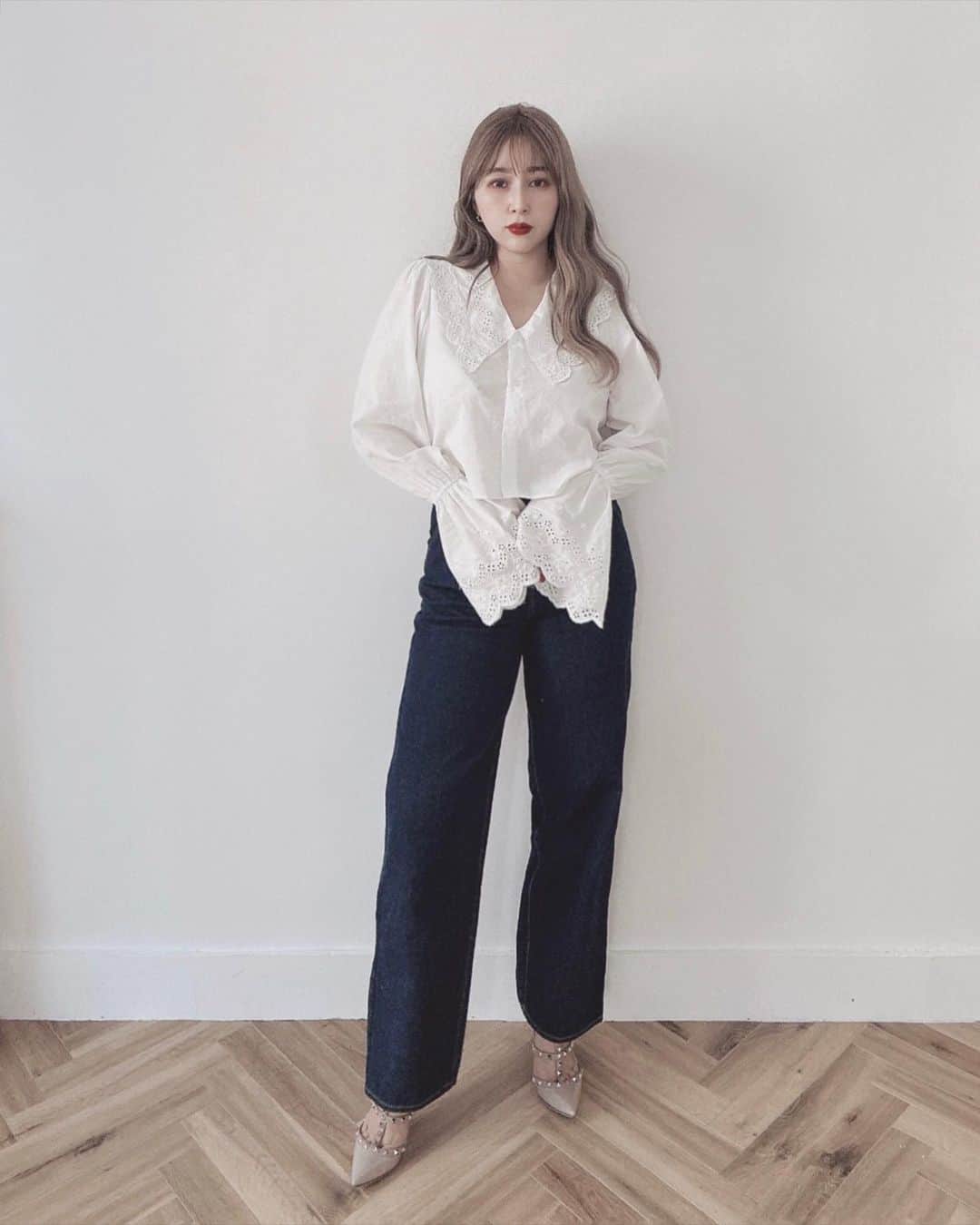 puinpiのインスタグラム：「DENIM ♡  最近インディゴカラーのデニムにハマっていまして…  白ブラウスか、白Tを合わせるのが 大好きであります♡  このデニム、ウエストにタックが入ってるからかわいいシルエットなの🦦🫶🏻  デニムは、 @puishop.official のリールみてもらえるとわかりやすいかと♡  TOPS, DENIM @puishop.official  SHOES @maisonvalentino   DENIM  2023/06/11 PM21:00 release  #Pui#Puishop#denim #デニム#インディゴ#デニムコーデ  #ブラウスコーデ#白ブラウス#靴バカ#ヘアスタイル#ミルクティーベージュ#赤リップ#valentino#プイ」