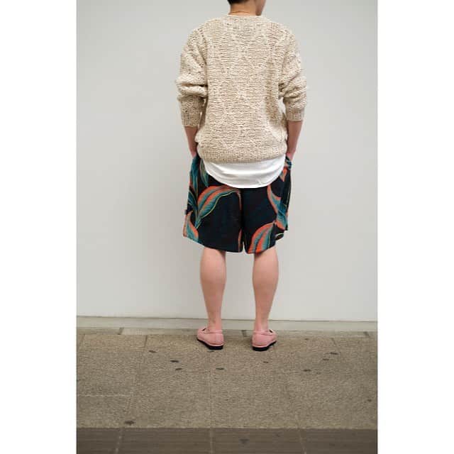 Deepinsideinc.com Storeさんのインスタグラム写真 - (Deepinsideinc.com StoreInstagram)「.  Reyn Spoonerとのタッグによる、   イージーショーツ。   素材には、同ブランドのシグネチャーでもある、   ボタニカル柄のレーヨン生地。   それを、オリジナルでは有り得ない、   クールなブラック×ネオンカラーでアレンジ。   大人でも取り入れやすいトーンです。   その季節しか穿けないアイテム。   それも、ファッションの醍醐味の1つ。   この夏は、ストリートからリゾートまで、   存分に楽しみください。  @magicstick_tyo  @reynspooner  #magicstick_tyo #reynspooner」6月10日 20時20分 - deepinsideinc.comstore_men