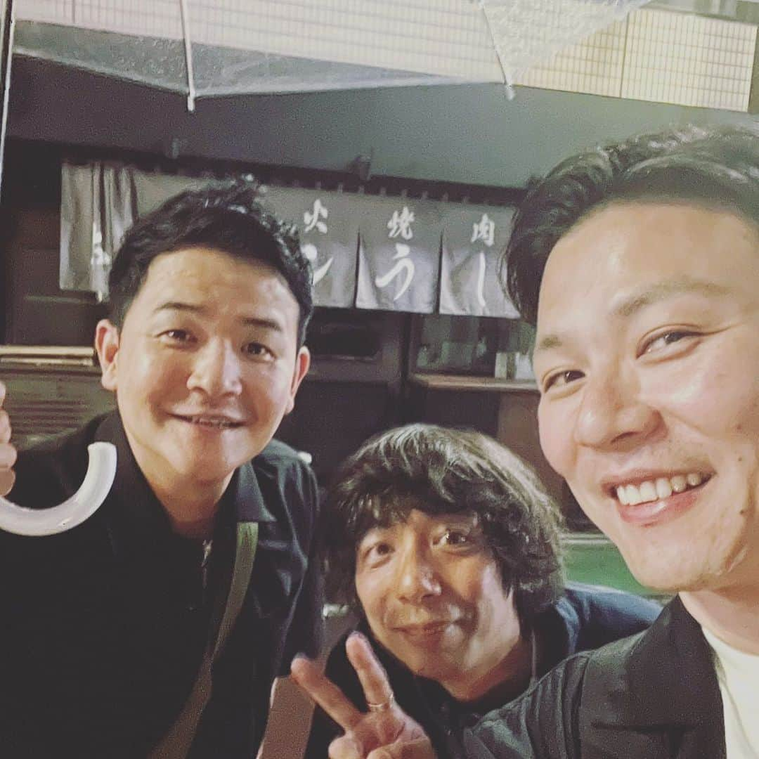 奥田修二さんのインスタグラム写真 - (奥田修二Instagram)「【ある日の夜】  ノブさんに誘っていただき、パスタがもっちもちで、そのままのニンニクが5〜6球入った激ウマペペロンチーノをいただきました。  食欲に負けて写真に撮るのを忘れてました。  グッドウォーキン上田さんの手刺繍ビジネスの可能性を感じる夜でした。  #千鳥ノブ さん #グッドウォーキン上田 さん #ガクテンソク奥田 #東京のペペロンチーノは #ニンニクぶち込み系ペペロン #口臭現行犯逮捕系ペペロン」6月10日 20時21分 - gakutensoku_okuda_official