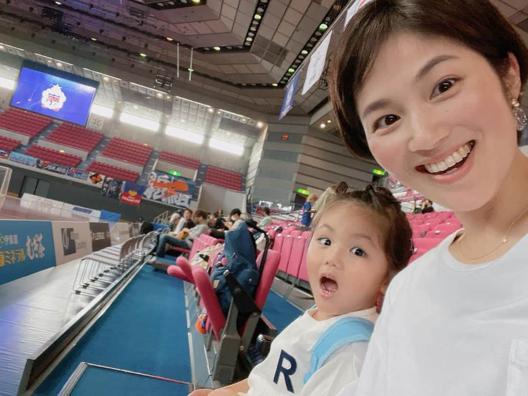 杉岡沙絵子のインスタグラム：「⚽️✨ 　 まっっっじで楽しかった！！！ 　 　 初めてのFリーグ観戦 アグレミーナ浜松の応援に行ってきました⚽️ 　　　 アグレミーナ浜松、初戦を8-2で勝利✨ 　 攻守の切り替わり、展開の速さに圧倒され続けて あっという間に時が経ちました🤣 　 グッティ！トークで金井コーチや巽選手が 今シーズン優勝してF1リーグに昇格するためにも このホーム開幕戦への気持ちは並々ならぬもの と伺っていたので 今日の勝利にはより一層喜びを感じました🥹✨ 　 試合だけでなく、 試合前にこの後試合に出る選手達が トークショーをしてくださったり 試合後にはサプライズプレゼントとして 歌を披露してくれたり（めっちゃ上手い。笑） ファンのお見送りをしてくれたり。 　 試合だけでもものすごく体力精神力を削られるだろうに チームのためにみんなで盛り上げよう、 とされている姿にも感激、、😭 さらに応援したい！！と思わせていただきました！！ 　 　 また応援行かせていただきまーす✨ 　 そして、K-MI GOOD-TIE!今月毎週火曜日は 金井コーチにご出演いただき 週替わりで選手にもお越しいただきます✨ 　 シーズン中の選手の声を聞ける機会なんて なかなかないのでみなさん是非GOOD-TIE!を 聴いていただき応援にも行ってみてくださいね🥹 　 　 ・ ・ #アグレミーナ浜松#F2リーグ #フットサル#初応援」