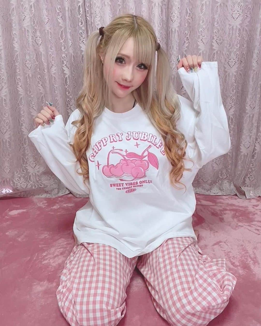 ちいめろのインスタグラム：「✨️SHEINコーデ✨️  SHEINで可愛いお洋服見つけたから コーデ組んでみたっ🩷  1つはルームウェア的な🍒 もう1つはデニムコーデ的な💙  ちいがよく履いてるダメージ激しめ系のおズボンもSHEINだよ✨️ 種類が多すぎて毎回SHEIN見だすとずーっと見てる👀wwしかもお財布に優しい価格だから冒険しやすい😁🩷  お得情報も載せとくねっ✨️  お買い上げ金額1〜5,999円まではセール価格より15%OFF😳😳 6,000円以上は20%OFF😳😳😳 利用期限は6月末日までだからお早めにっ*｡⋆❤️ೄ  クーポンコード：「chiimelo」  着用アイテム： Honeyspot 文字グラフィック ドロップショルダーTシャツ（13652060） Honeyspot ギンガム ワイドレッグパンツ（13798466） SHEIN EZwear 文字グラフィック クロップシャツ（2038811） ダメージワイドレッグジーンズ（13892543） カラーブロックレターグラフィックフックアンドループファスナースポーツサンダル（14809268） フラップポケット ドロップショルダー ドローストリング フード付き デニムジャケット（12424173）  @shein_japan #SHEINforAll #PR ※海外からの個人輸入品はサイトの注意事項をよく読んでからお買い物してねっ❣️」