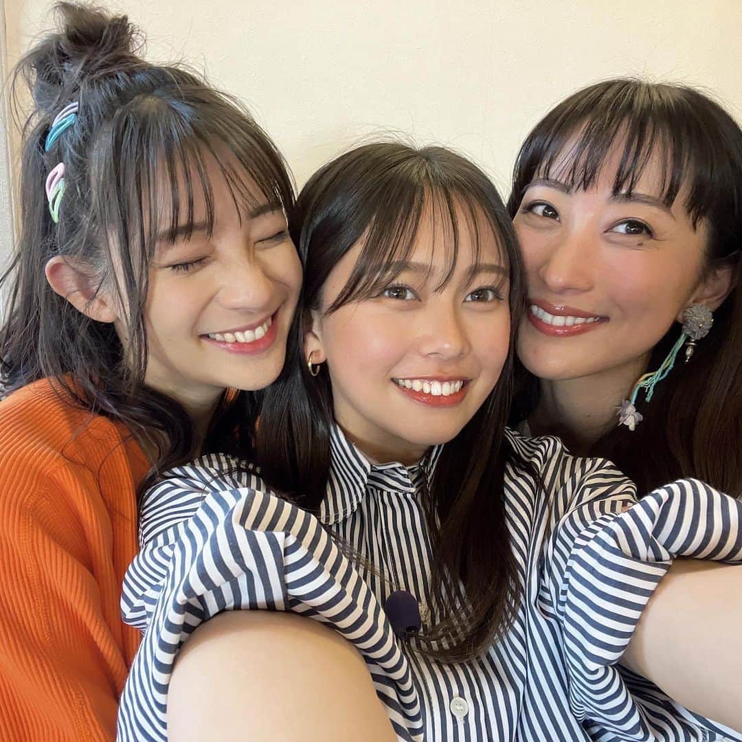 のインスタグラム：「ぎゅーーって寄って写真撮ってもらえて幸せ📸💞  足立さんが最後の回に出演させて頂けて光栄でした🥲  私の初ロケはこの番組で足立さんとあやねえさんで、思い出深いです。。 本当に優しく色々教えてくださって、勉強になりました楽しかったです🌼  お仕事としても人生の先輩としても沢山お話して下さって、JKを可愛がってくださって本当にありがとうございました🥲🍀  またいつか一緒にお仕事でご一緒できるよう頑張ります💪🏽」