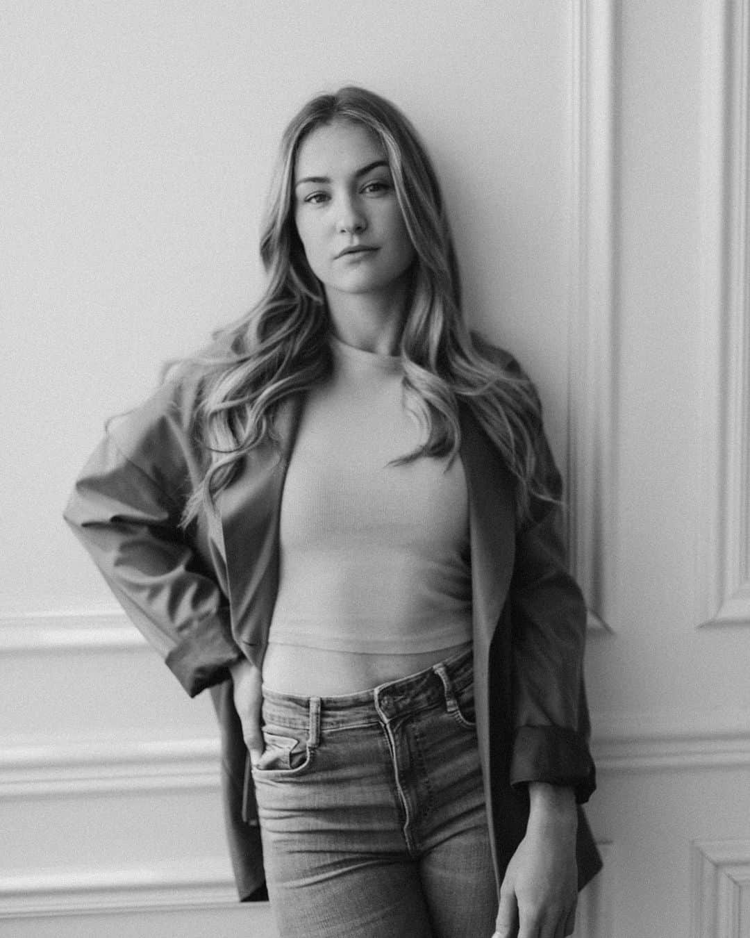Sophia JUNKのインスタグラム：「Happiness is not a destination, it’s a journey. 🖤  #blackandwhite #happines #photography  📸: @veronikahaas.de」