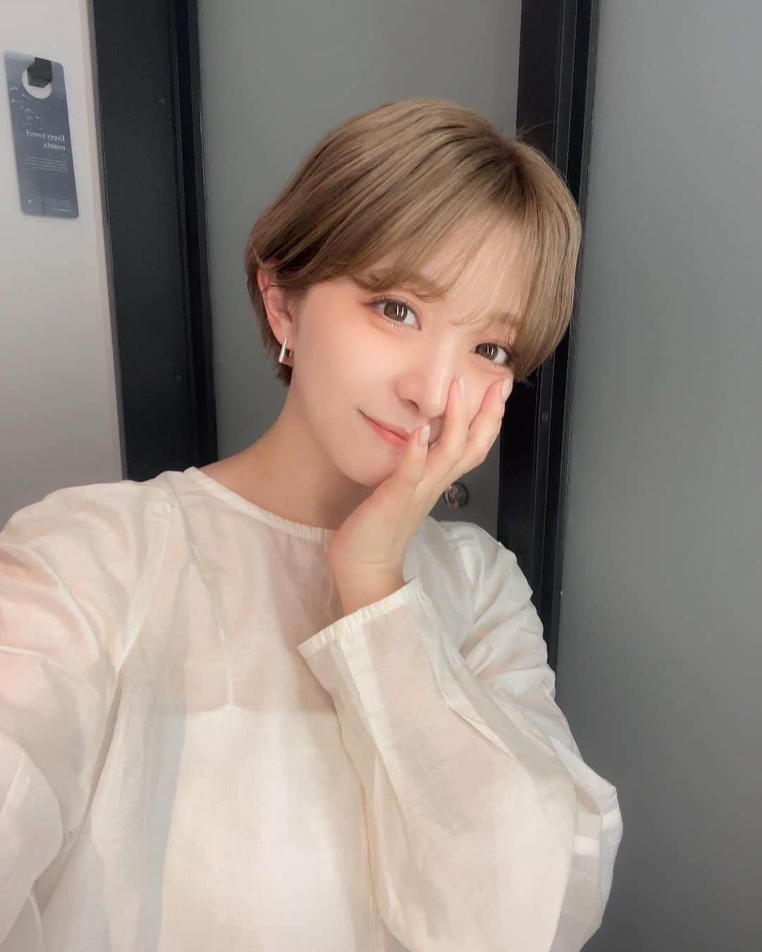 のインスタグラム：「おすすめ！ 梅雨のじめじめ時期でもサラサラお肌に🪞✨ 肌に乗せるとふんわり、加工したみたいな 滑らかなお肌に見えるの、感動する🥹✨✨ 元から肌きれいな人みたいになる気がする 🌸 厚づきにならないように 少量とってパフで馴染ませるのがおすすめ！  ZEESEA / フェザーライトルースパウダー01 SHOPLISTでID検索してもでてくるよ ◌︎ ( ID → ZEEE0000017 )  @shoplist_official  #SHOPLIST #SHOPLIST購入品 #メイク #コスメ #ルースパウダー #パウダー」